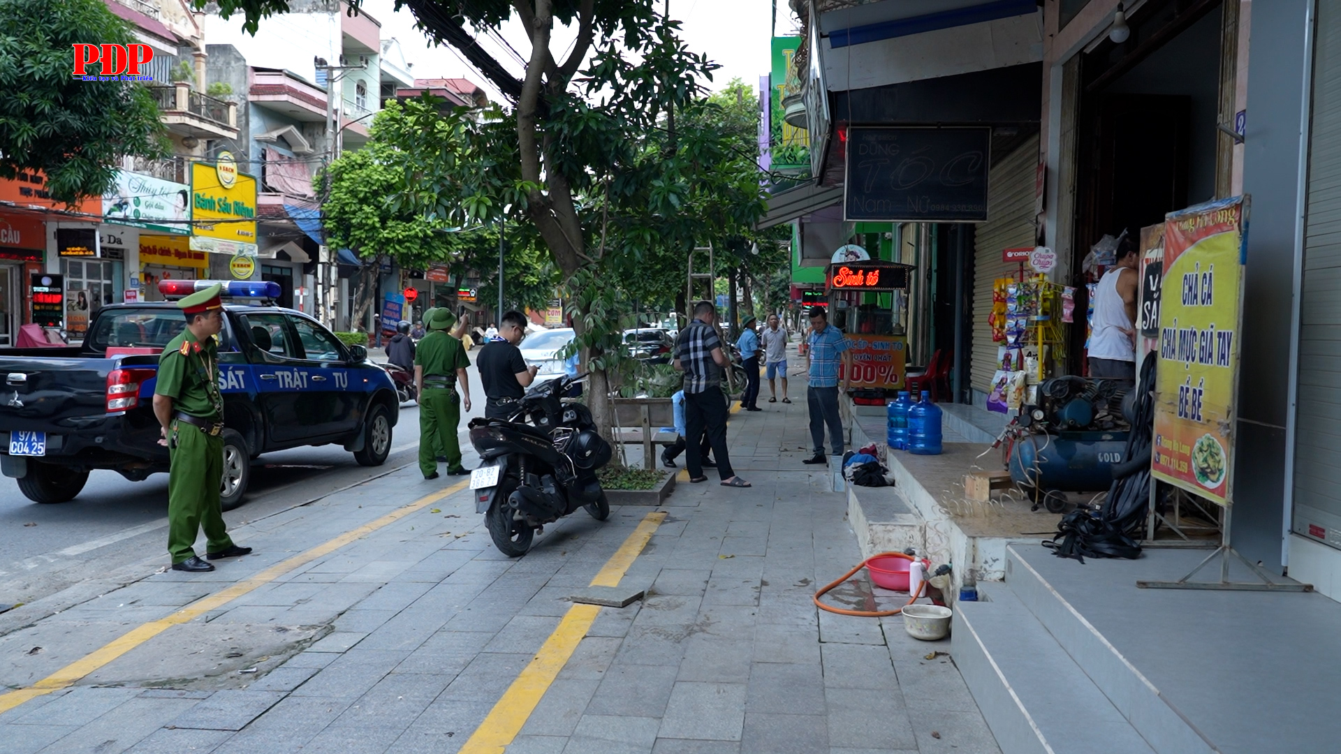 Phường Phan Đình Phùng: Hỗ trợ người dân tháo dỡ mái che, mái vẩy sai quy định