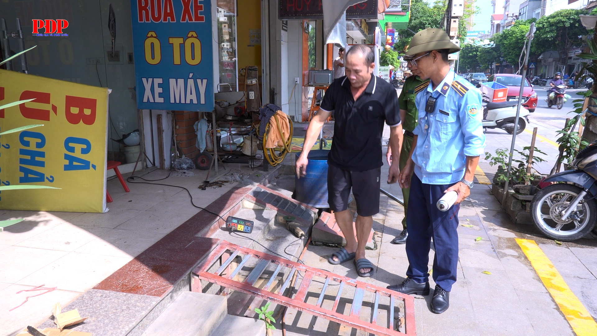 Phường Phan Đình Phùng: Kiên quyết xử lý vi phạm lấn chiếm lòng đường, vỉa hè trên tuyến Minh Cầu và chuẩn bị triển khai thu phí sử dụng tạm thời lòng đường, vỉa hè