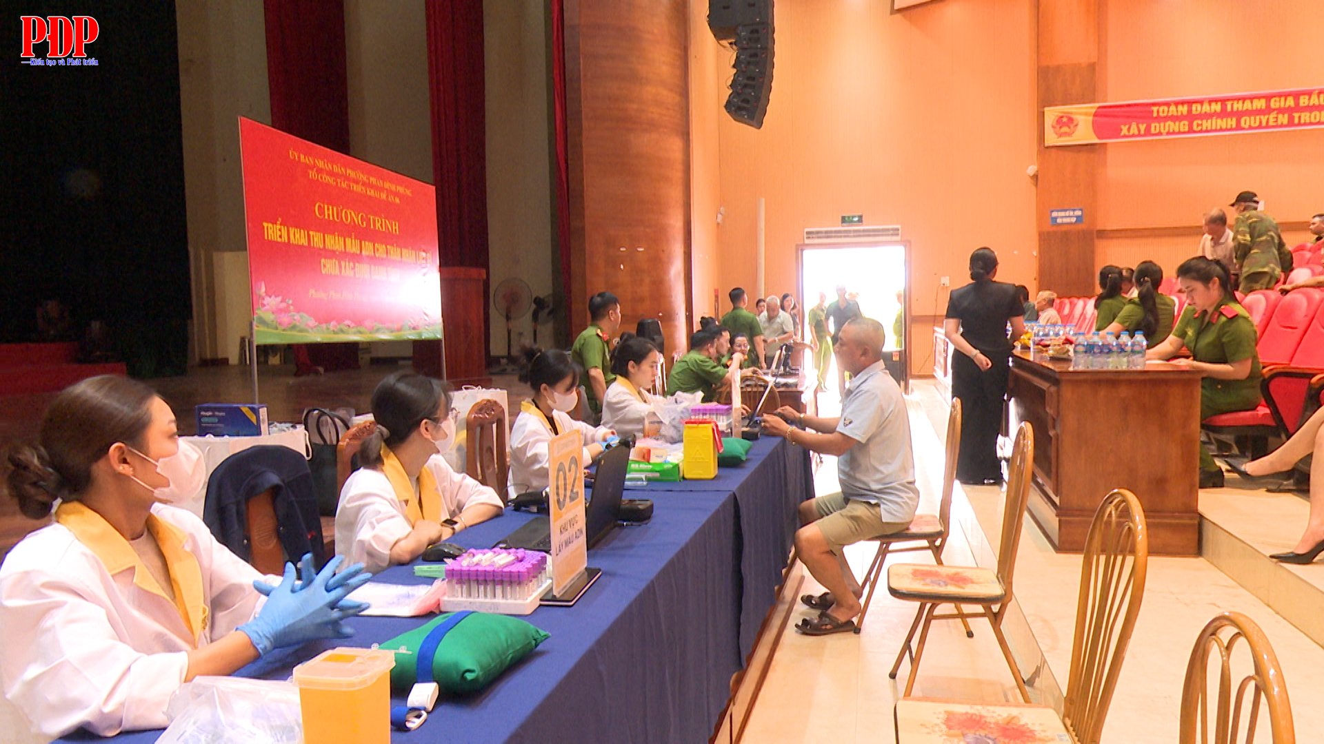 Phường Phan Đình Phùng: Thu nhận mẫu ADN cho thân nhân liệt sĩ chưa xác định danh tính.