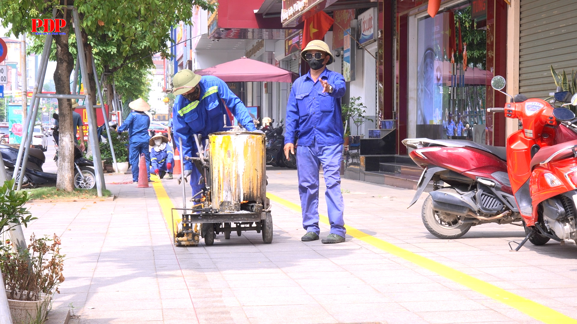 Phường Phan Đình Phùng triển khai kẻ vạch sơn, bố trí lối đi bộ và vị trí đỗ xe trên các tuyến phố chính