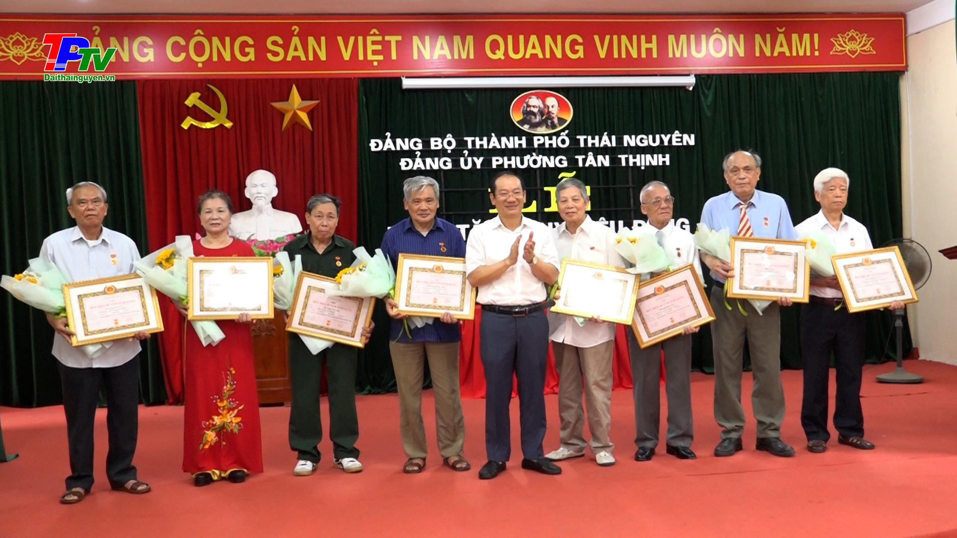 Đảng bộ phường Tân Thịnh trao tặng Huy hiệu Đảng đợt 19/5.