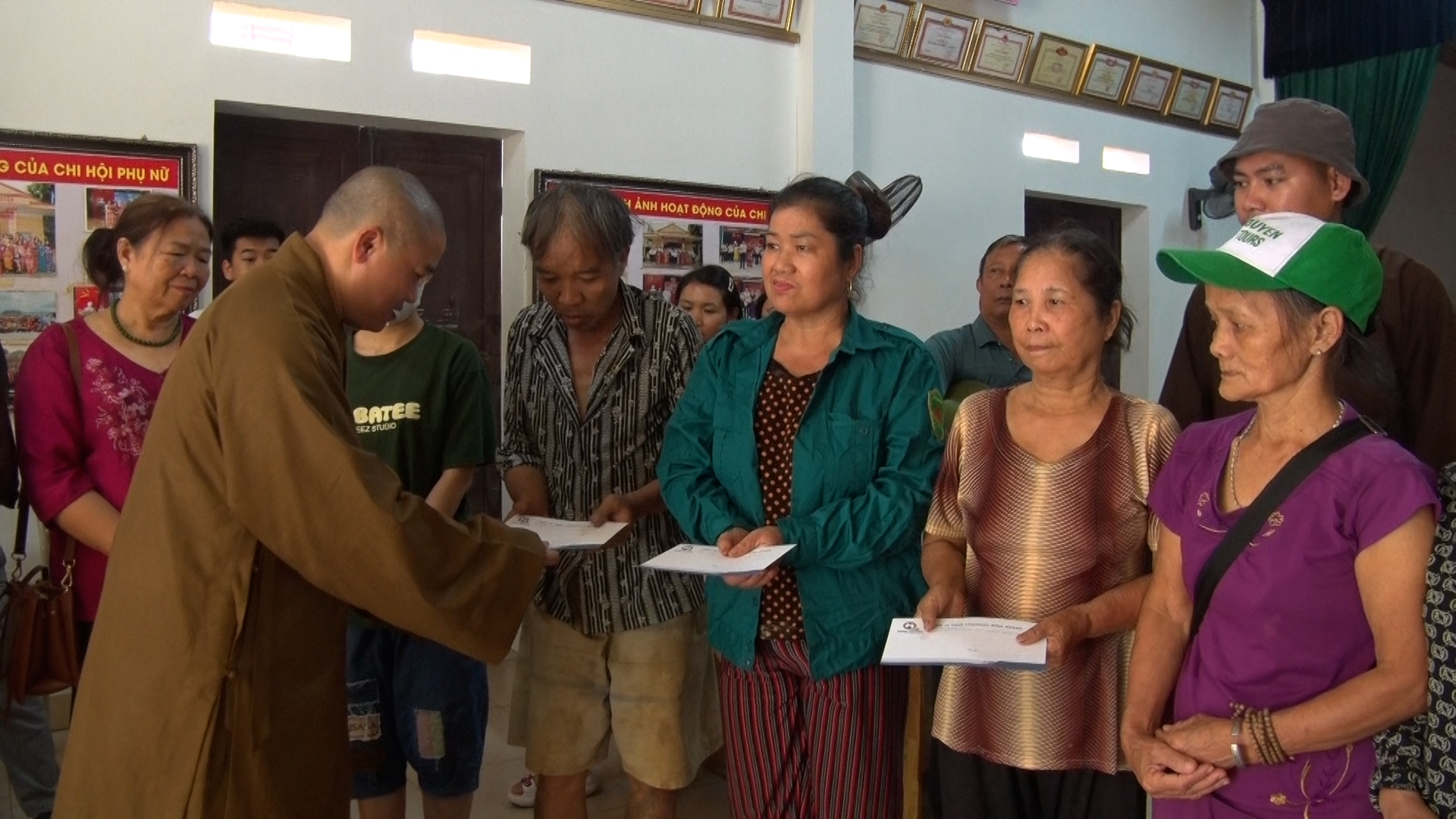Quỹ thiện tâm Minh Thức chùa Quang Sơn Tam Điệp, Ninh Bình: Trao 125 suất quà cho người dân phường Phan Đình Phùng.
