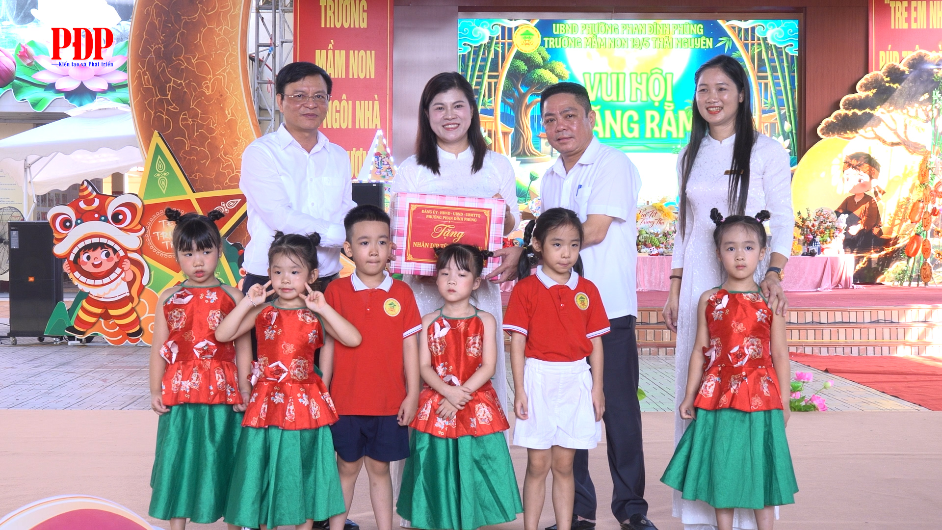 Đồng chí Bí thư Đảng ủy phường Phan Đình Phùng thăm, tặng quà Tung thu tại trường Mầm non 19/5 Thái Nguyên