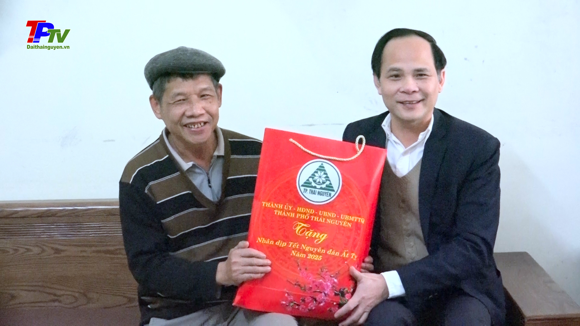 Đồng chí Chủ tịch UBND thành phố Thái Nguyên thăm, tặng quà các gia đình chính sách, người có công với cách mạng.