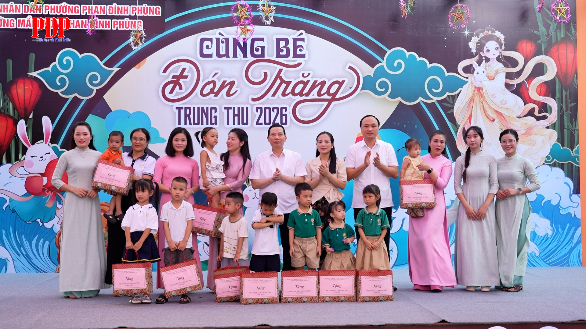 Đồng chí Chủ tịch UBND phường Phan Đình Phùng vui tết Trung thu cùng các cháu trường Mầm non Phan Đình Phùng