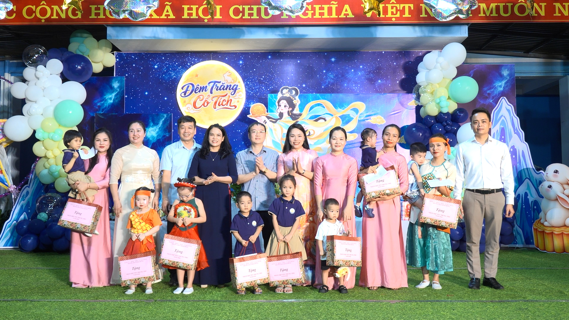 Đồng chí Phó Bí thư Thường trực Đảng ủy thăm, tặng quà Trung thu tại trường Mầm non Túc Duyên.