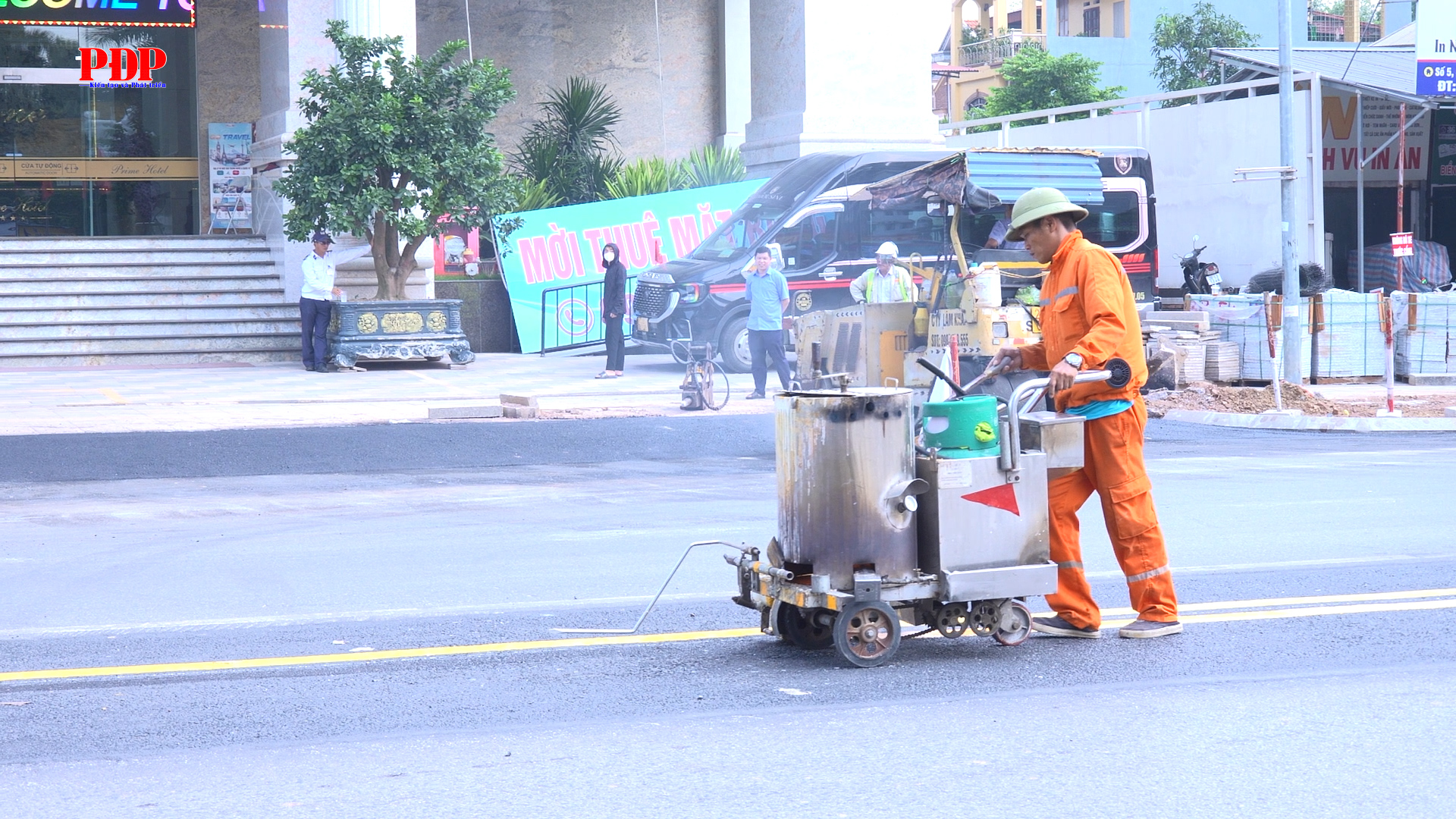 Khẩn trương sơn kẻ vạch tim đường Hoàng Văn Thụ phục vụ chương trình diễn diễu các mô hình đèn Trung thu.