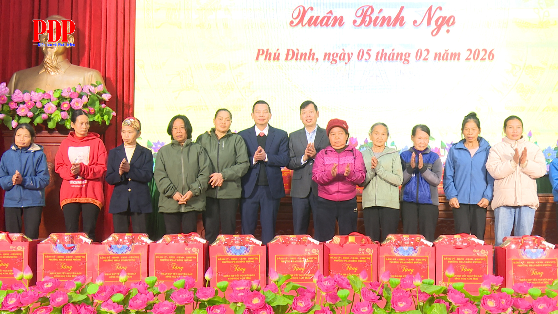 Lãnh đạo phường Phan Đình Phùng thăm, tặng quà 