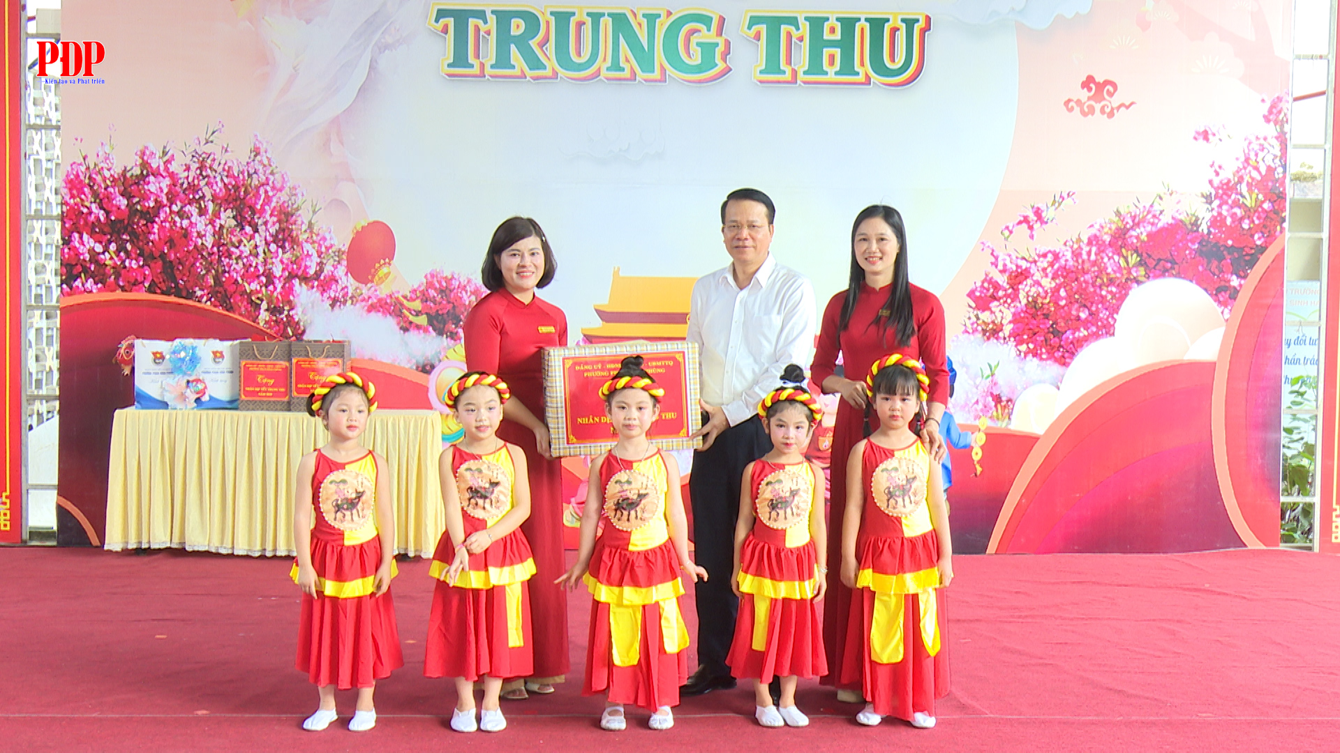 Phường Phan Đình Phùng tổ chức 9 đoàn thăm, tặng quà Trung thu năm 2025.
