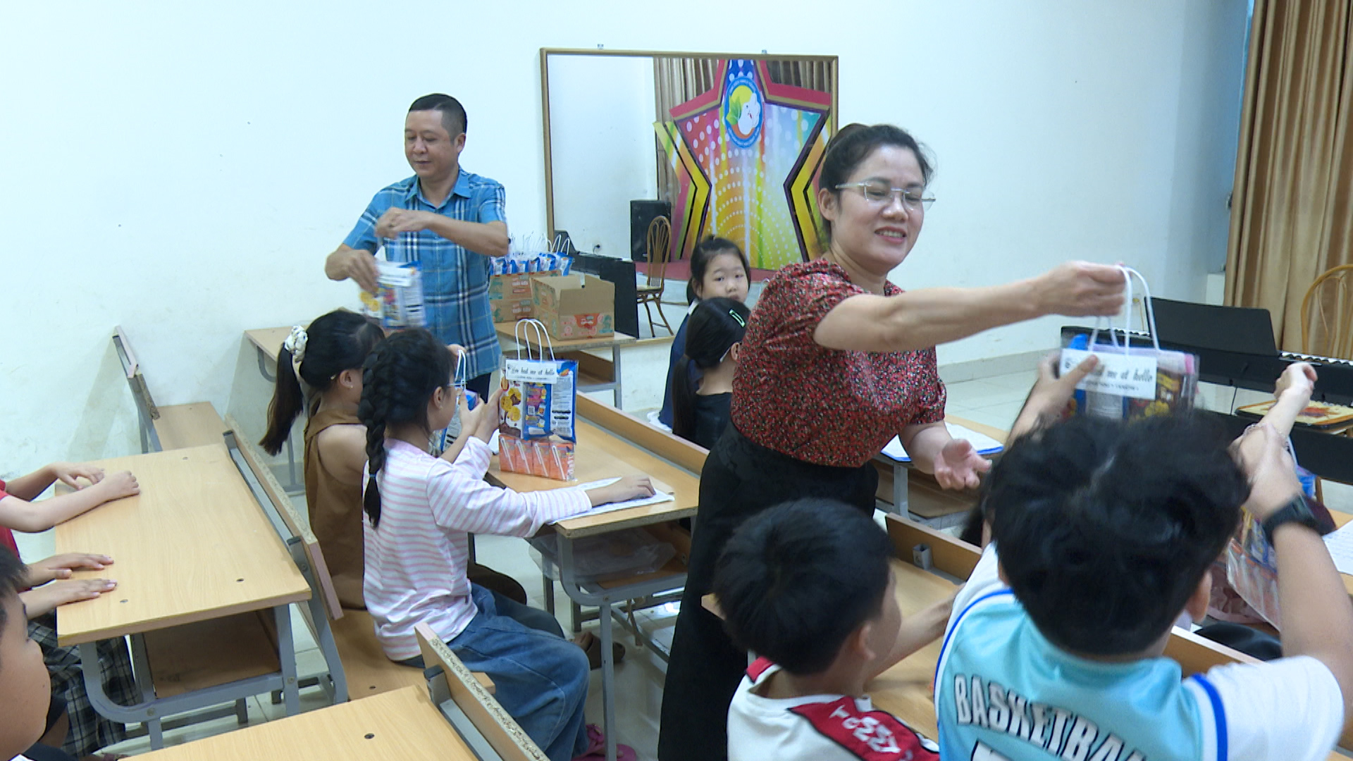 Trung tâm Dịch vụ tổng hợp phường Phan Đình Phùng tổ chức 14 lớp năng khiếu nâng cao sau hè và tặng quà thiếu nhi nhân dịp Tết Trung thu năm 2026.