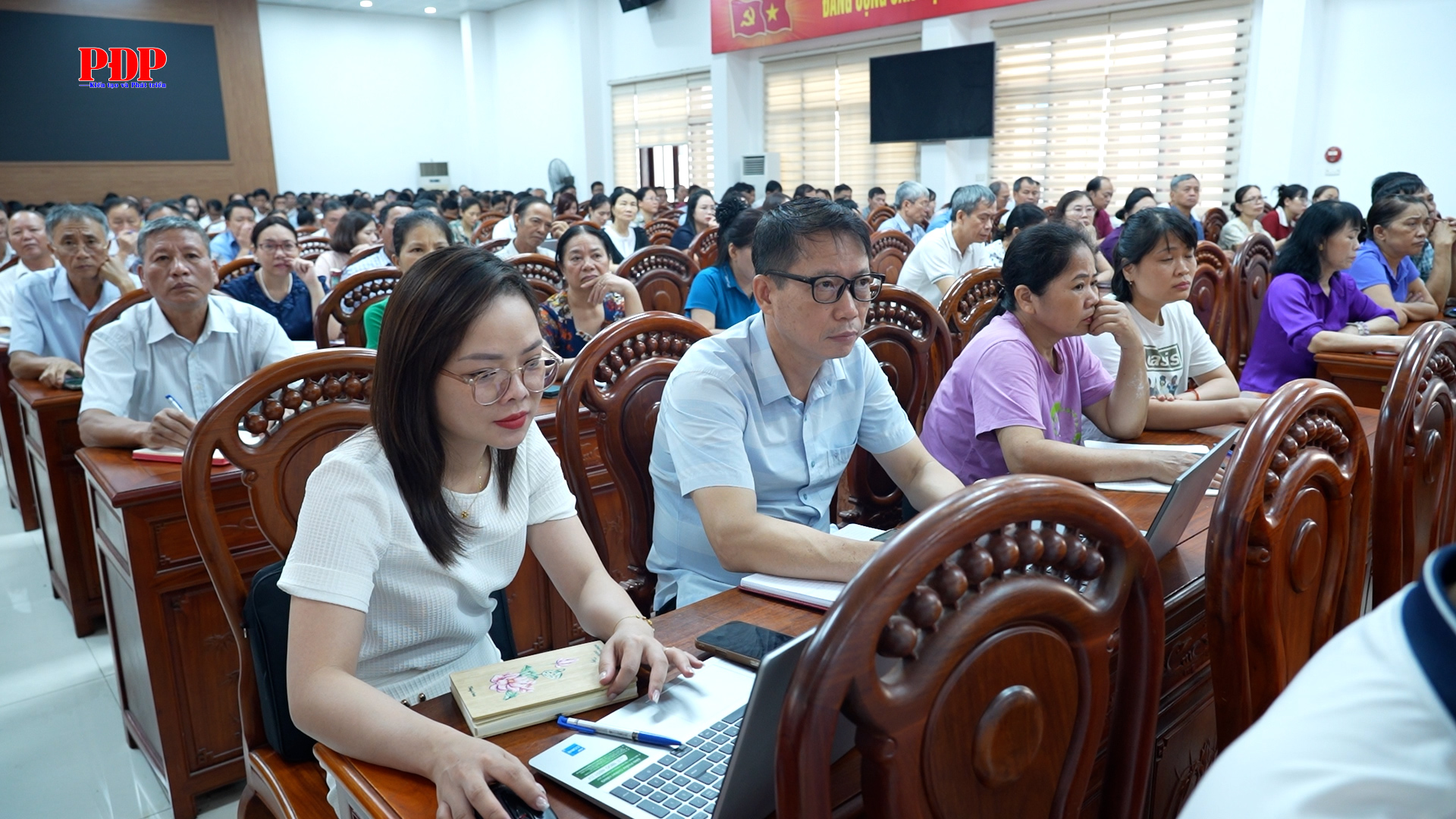 Tập huấn thực hiện 4 thủ tục hành chính của Đảng trên môi trường điện tử và sử dụng sổ tay đảng viên điện tử.
