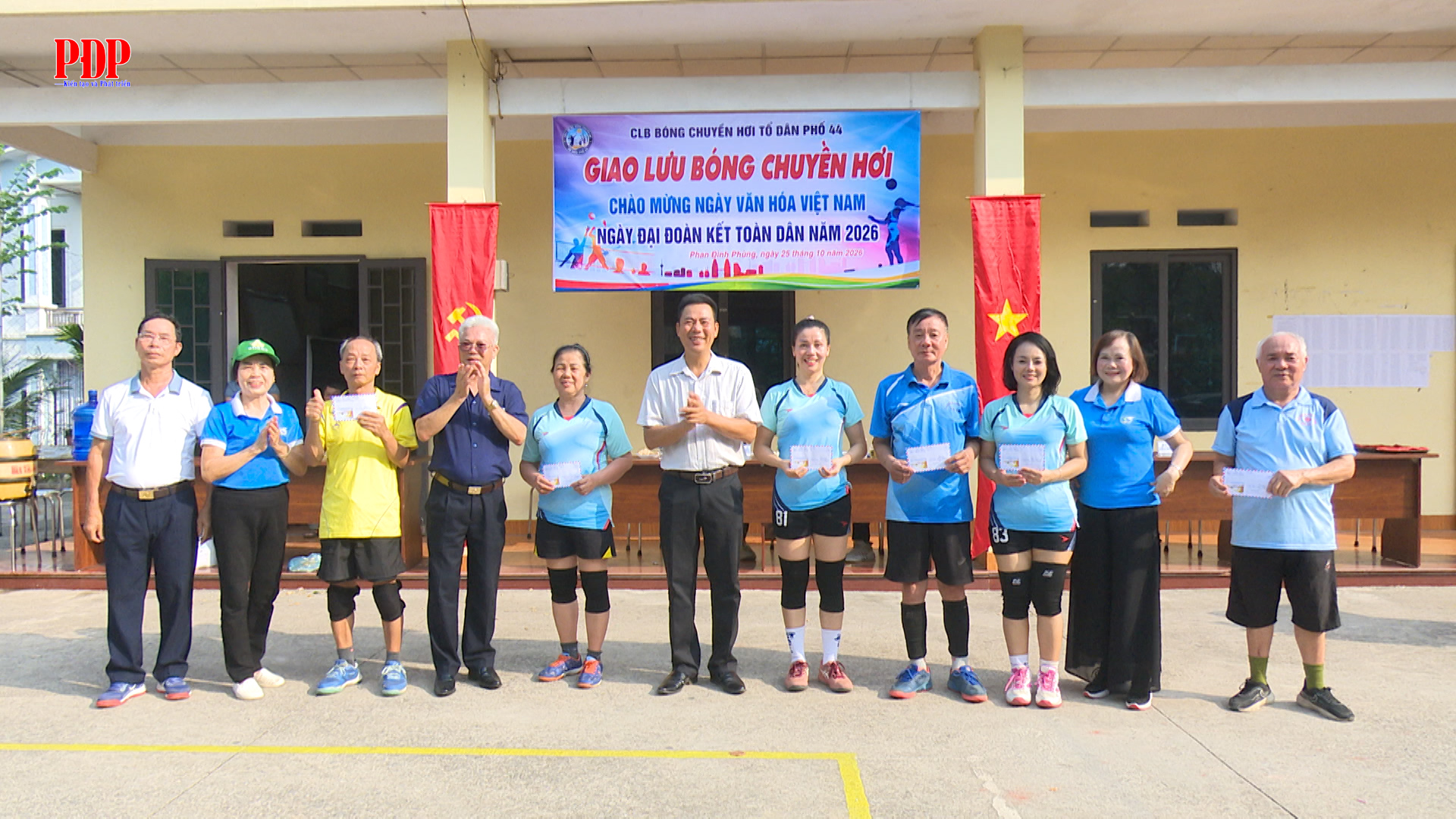 Tổ dân phố 44, phường Phan Đình Phùng tổ chức giao lưu bóng chuyền hơi.