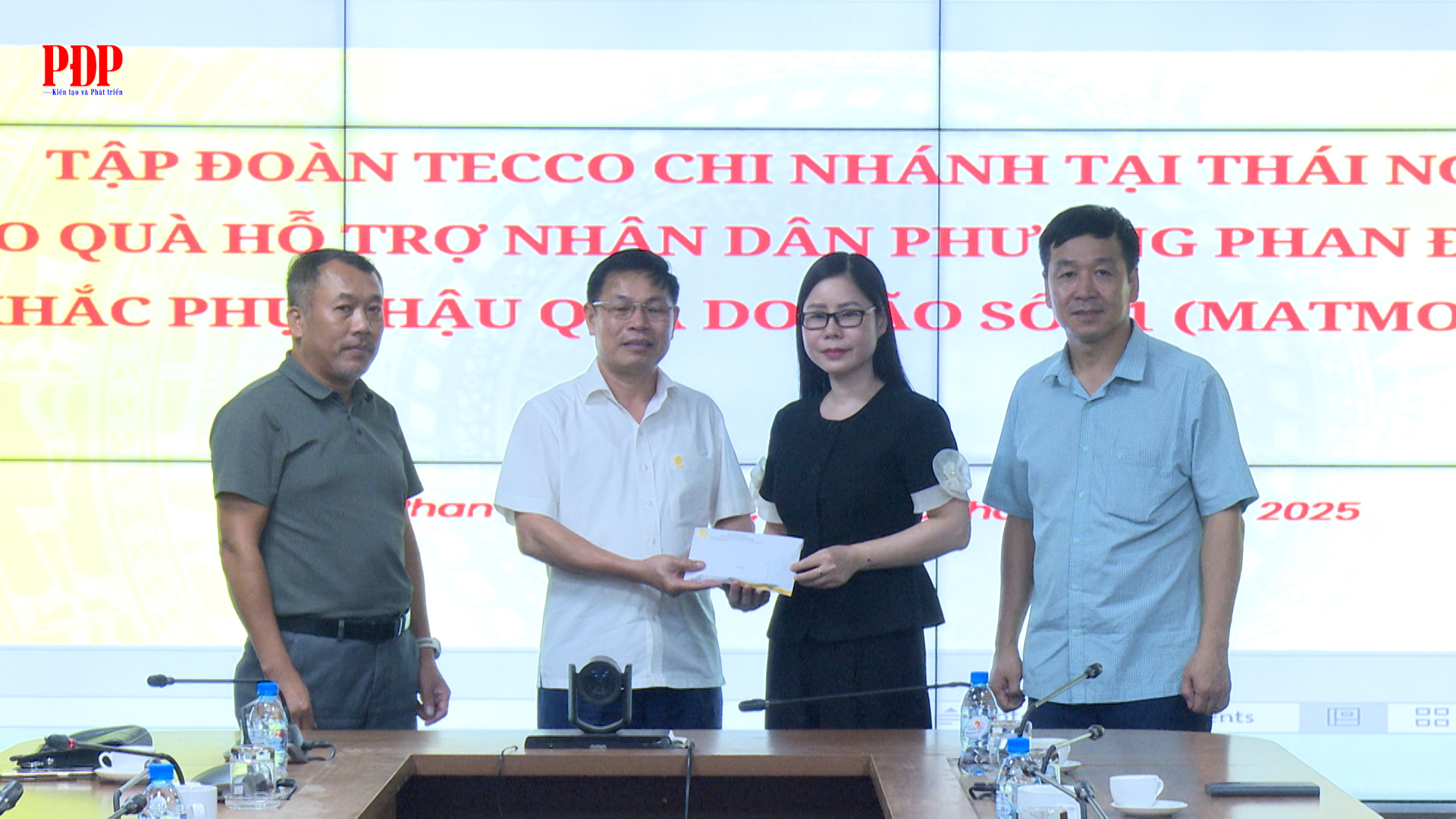 Tập đoàn Tecco chi nhánh Thái Nguyên hỗ trợ phường Phan Đình Phùng 100 triệu đồng khắc phục hậu quả mưa lũ.