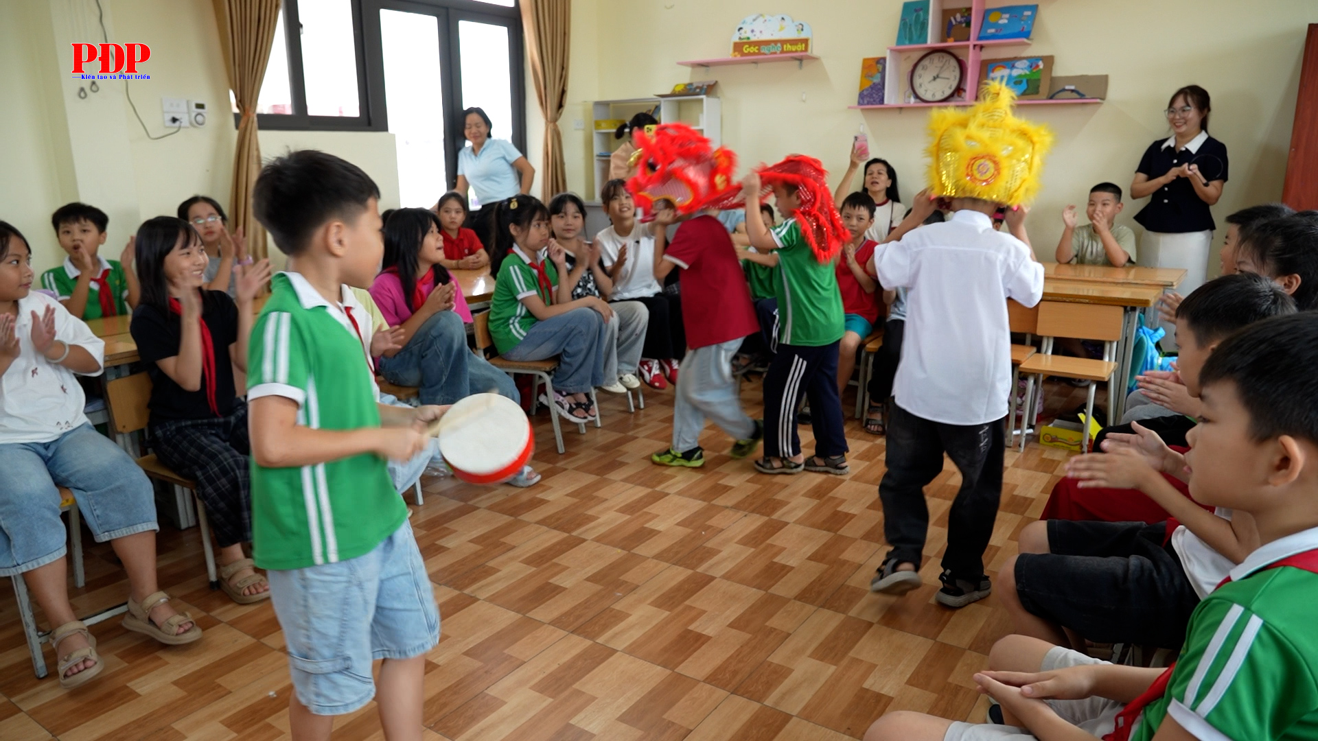 Tết Trung thu rộn ràng trong từng lớp học.