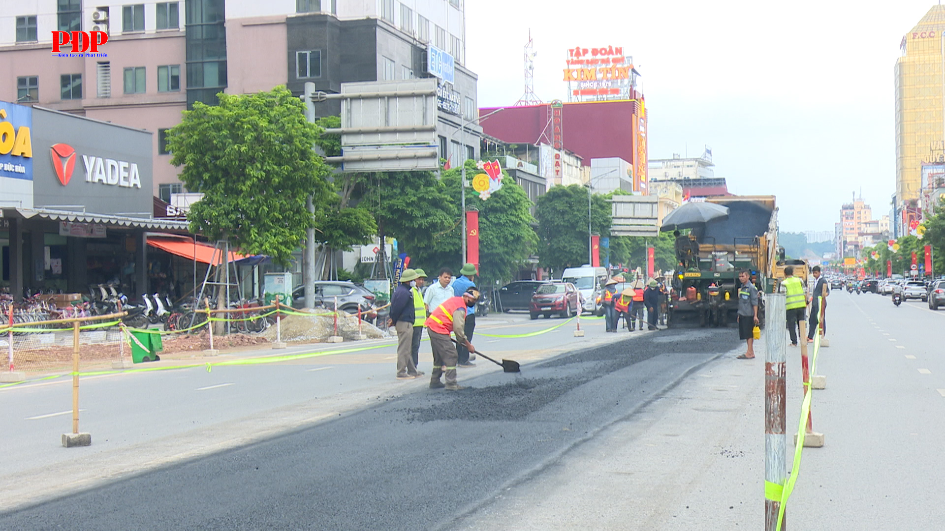 Thảm bê tông nhựa, đẩy nhanh tiến độ cải tạo đường Hoàng Văn Thụ.