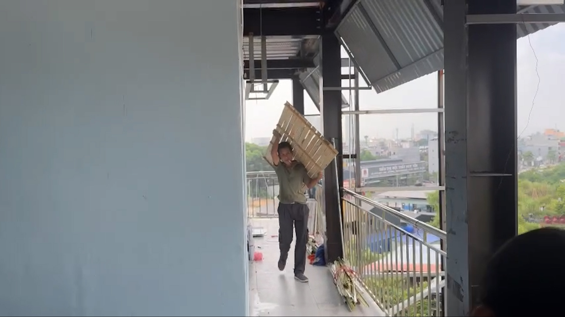 Phường Phan Đình Phùng: Người dân tự nguyện tháo dỡ công trình vi phạm sau tuyên truyền, vận động.