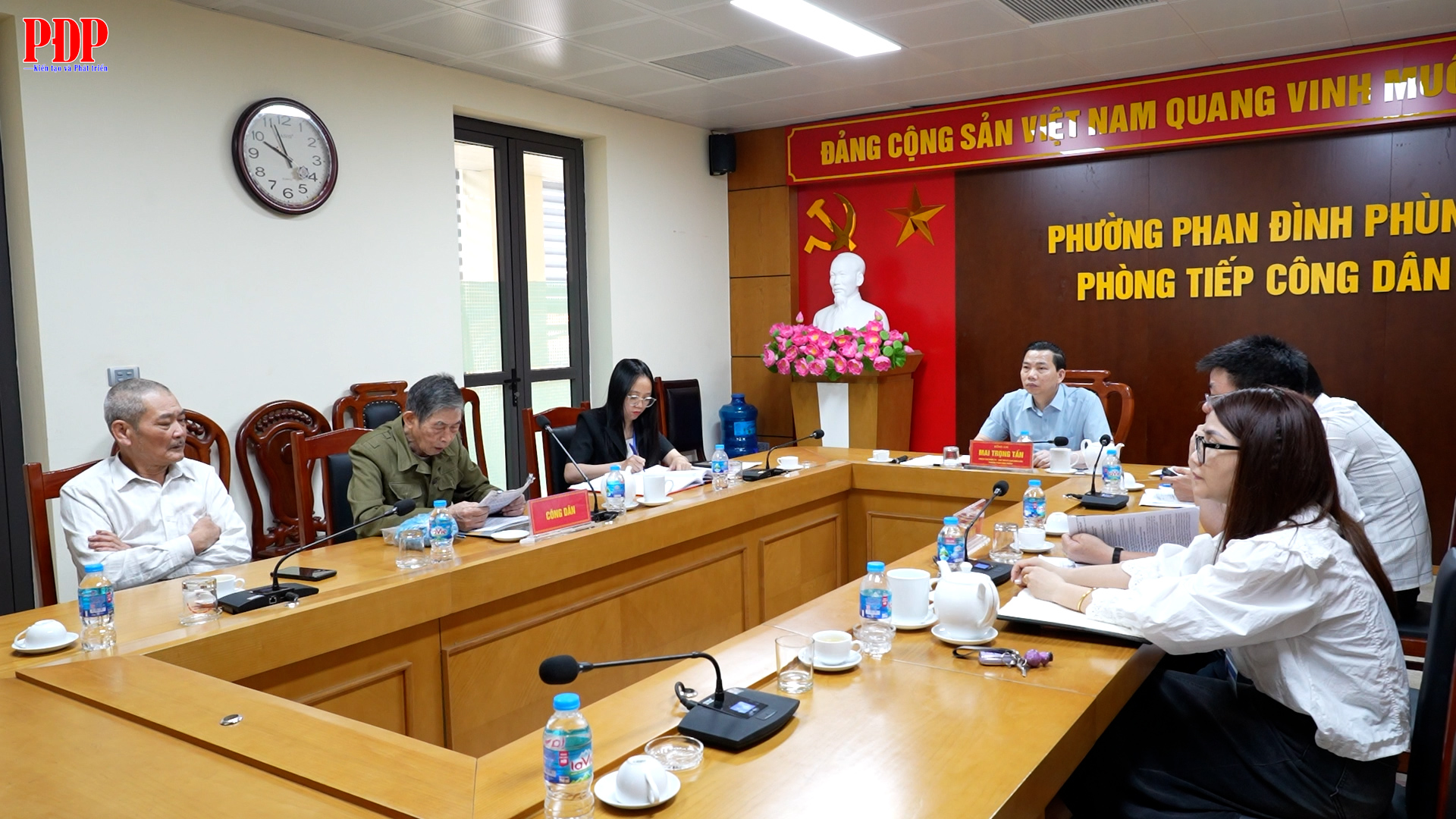 Đồng chí Chủ tịch UBND phường Phan Đình Phùng tiếp công dân Trần Văn Sửu, trú tại tổ 30 