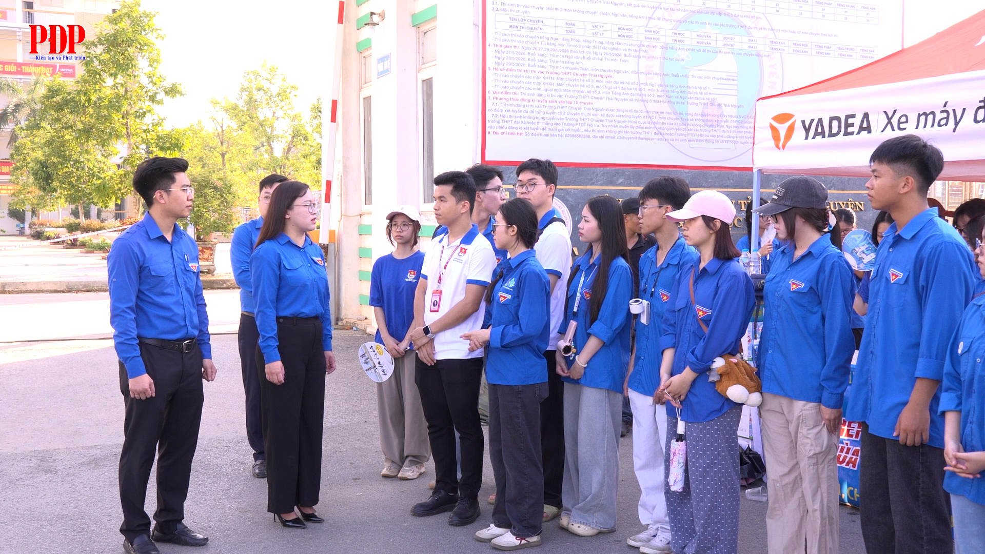 Tỉnh Đoàn thăm, tặng quà lực lượng tiếp sức mùa thi  tại trường THPT Chuyên Thái Nguyên