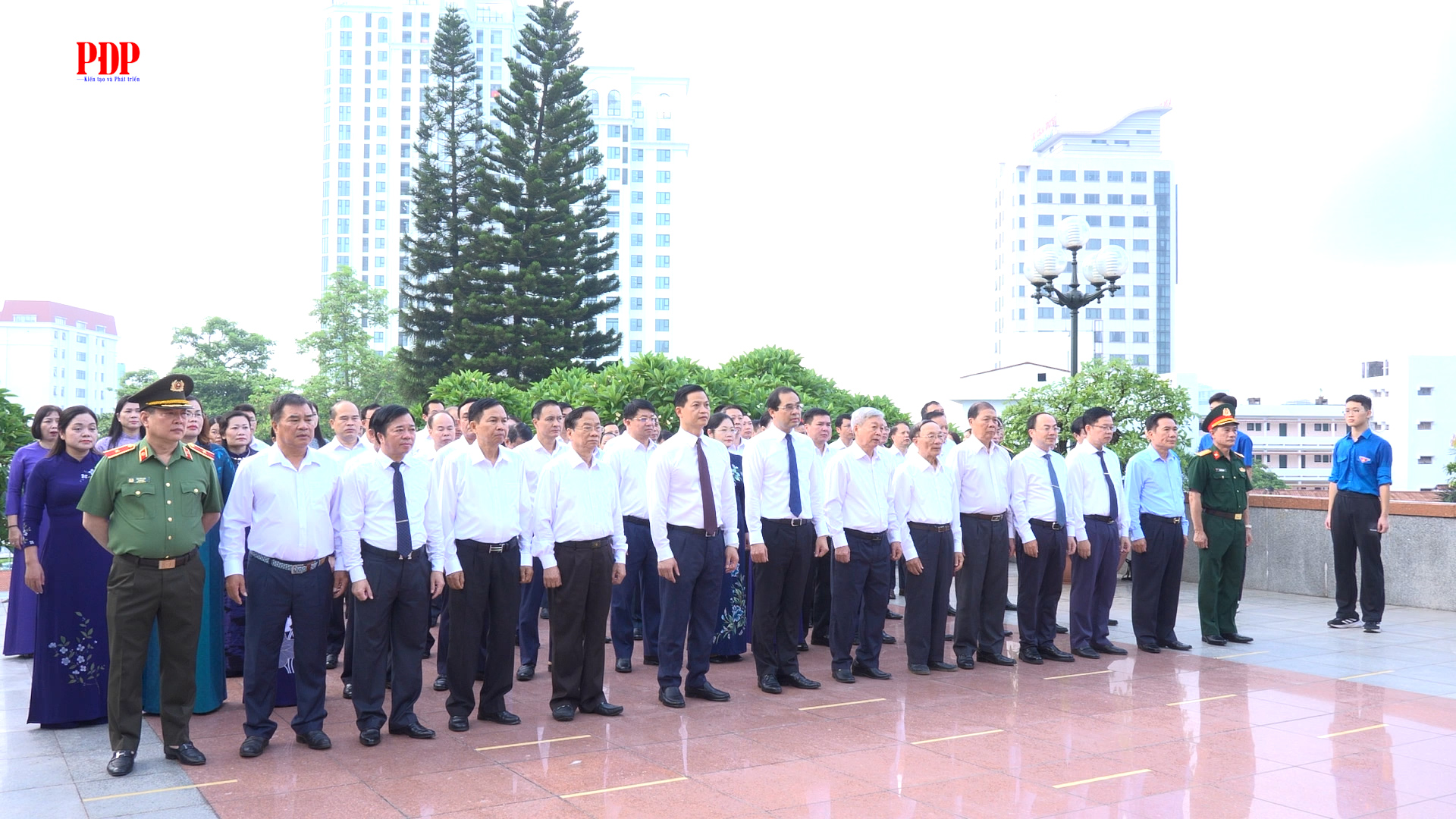 Đoàn đại biểu tỉnh Thái Nguyên dâng hương, tưởng niệm các Anh hùng, liệt sĩ.