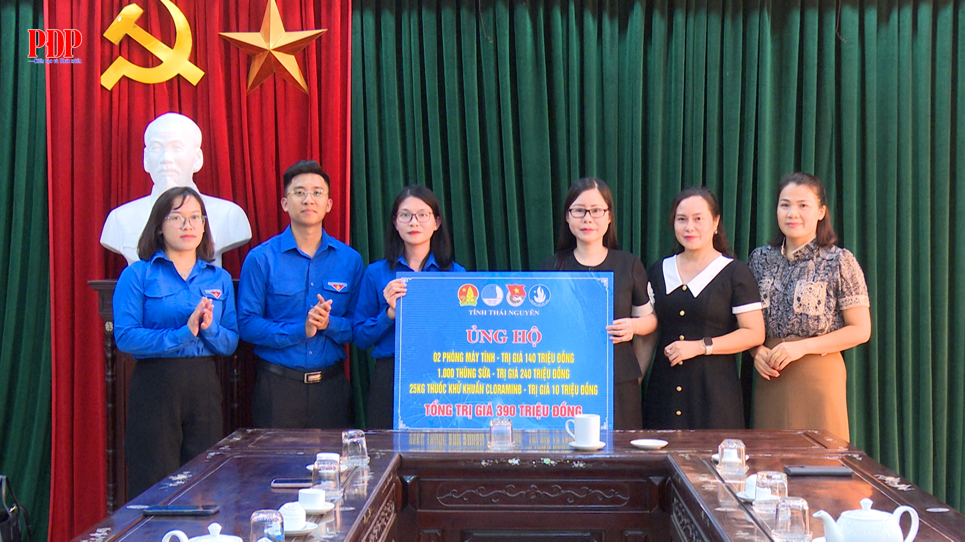 Tỉnh đoàn Thái Nguyên trao tặng phường Phan Đình Phùng các nguồn lực để khắc phục hậu quả thiên tai