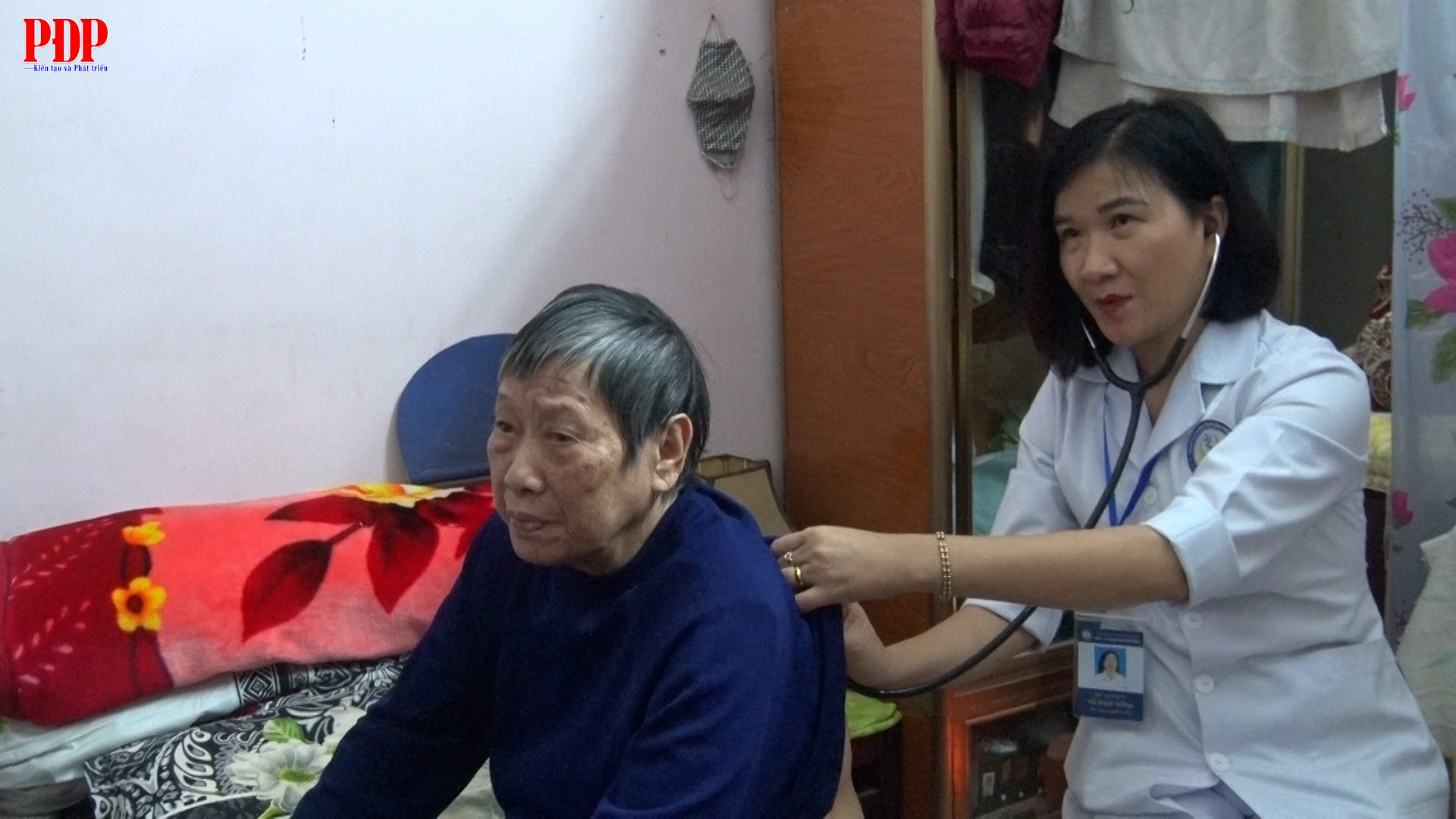 Trạm Y tế phường Phan Đình Phùng tiếp tục chương trình khám sức khoẻ định kỳ cho người cao tuổi.
