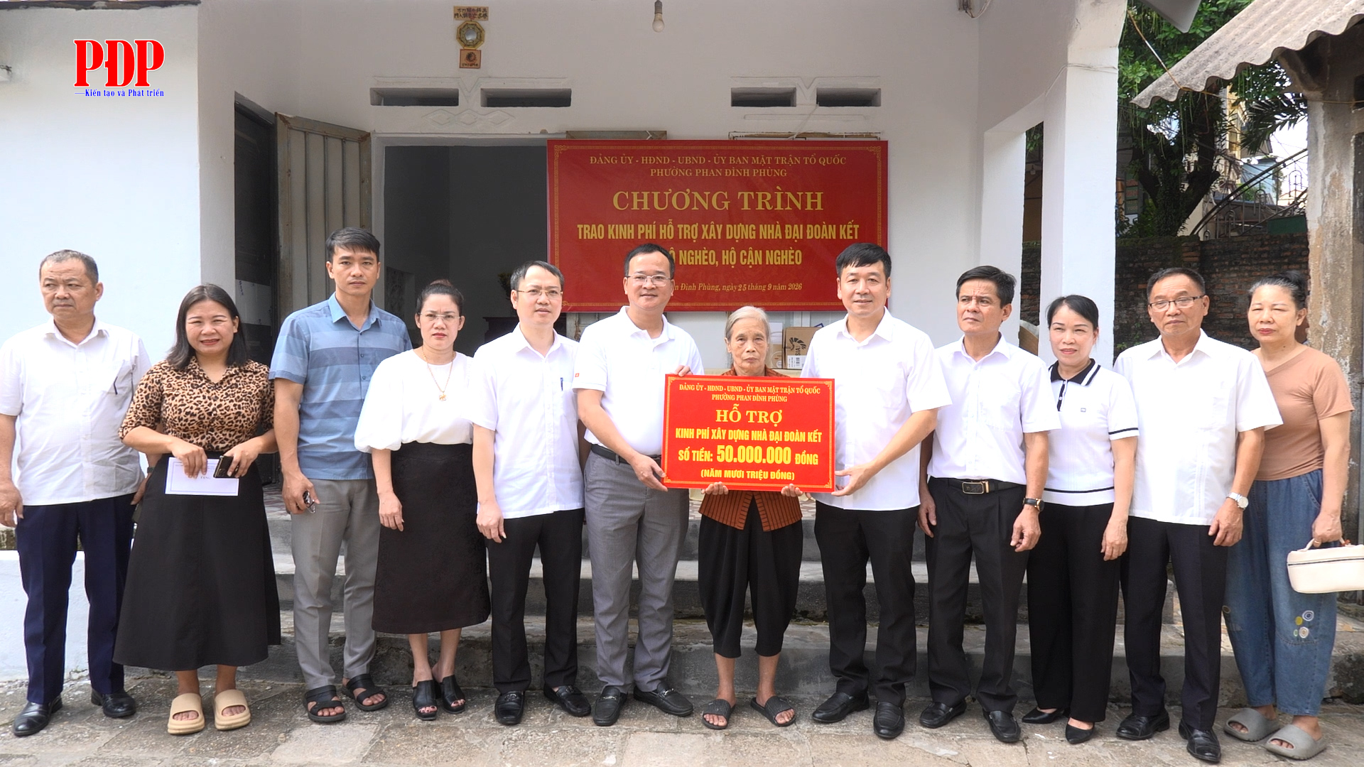 Trao kinh phí hỗ trợ xây dựng, sửa chữa nhà Đại đoàn kết cho hộ cận nghèo