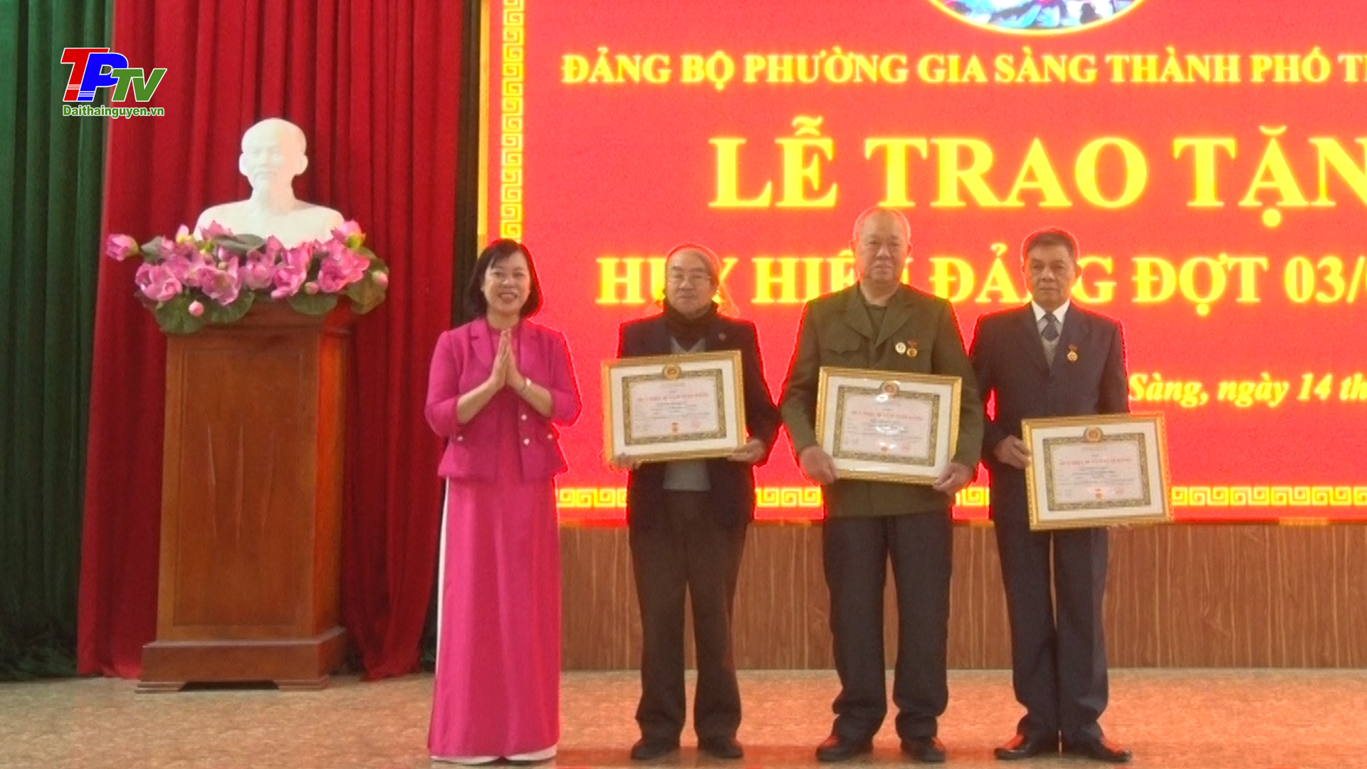 Đảng bộ phường Gia Sàng trao tặng Huy hiệu Đảng đợt 3/2.