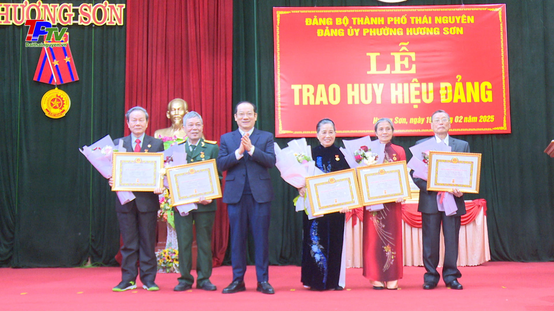 Đảng bộ phường Hương Sơn: 30 đảng viên được nhận Huy hiệu Đảng đợt 3/2.