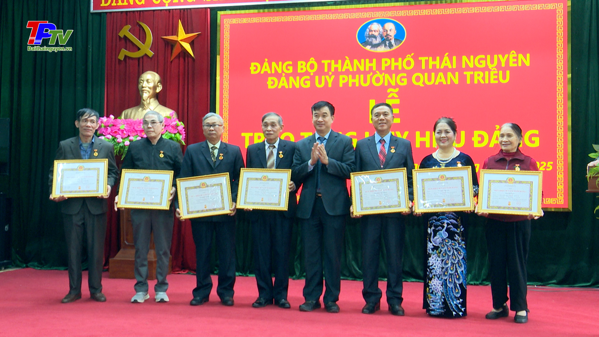 Đảng bộ phường Quan Triều: 23 đảng viên được trao tặng Huy hiệu Đảng đợt 3/2.
