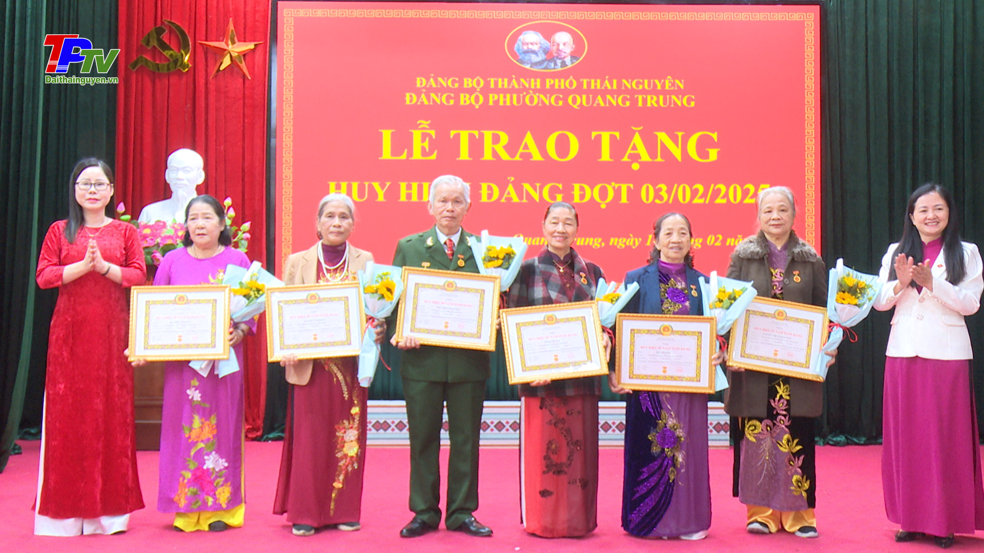 Đảng bộ phường Quang Trung trao tặng Huy hiệu Đảng đợt 03/02/2025.