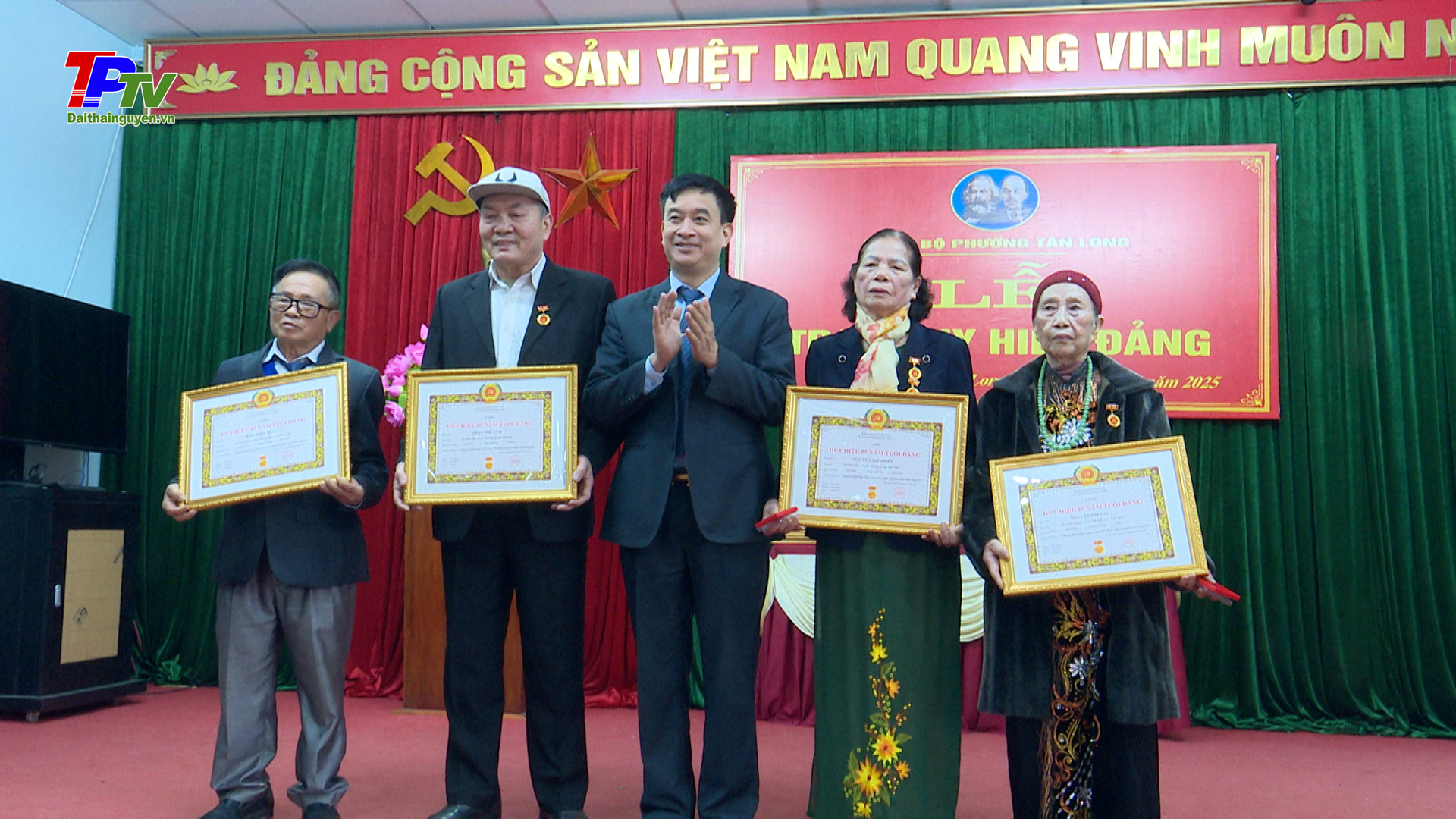 Đảng bộ phường Tân Long trao tặng Huy hiệu Đảng đợt 3/2.