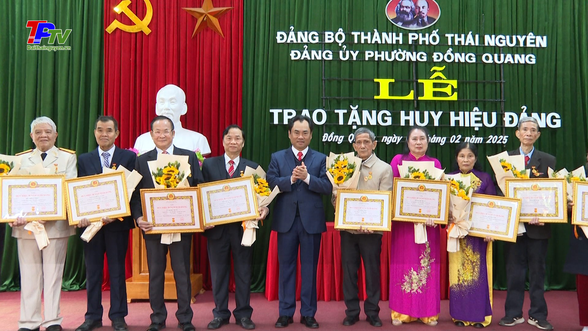 Đảng bộ phường Đồng Quang: 33 đảng viên được trao tặng Huy hiệu Đảng đợt 03/02/2025.