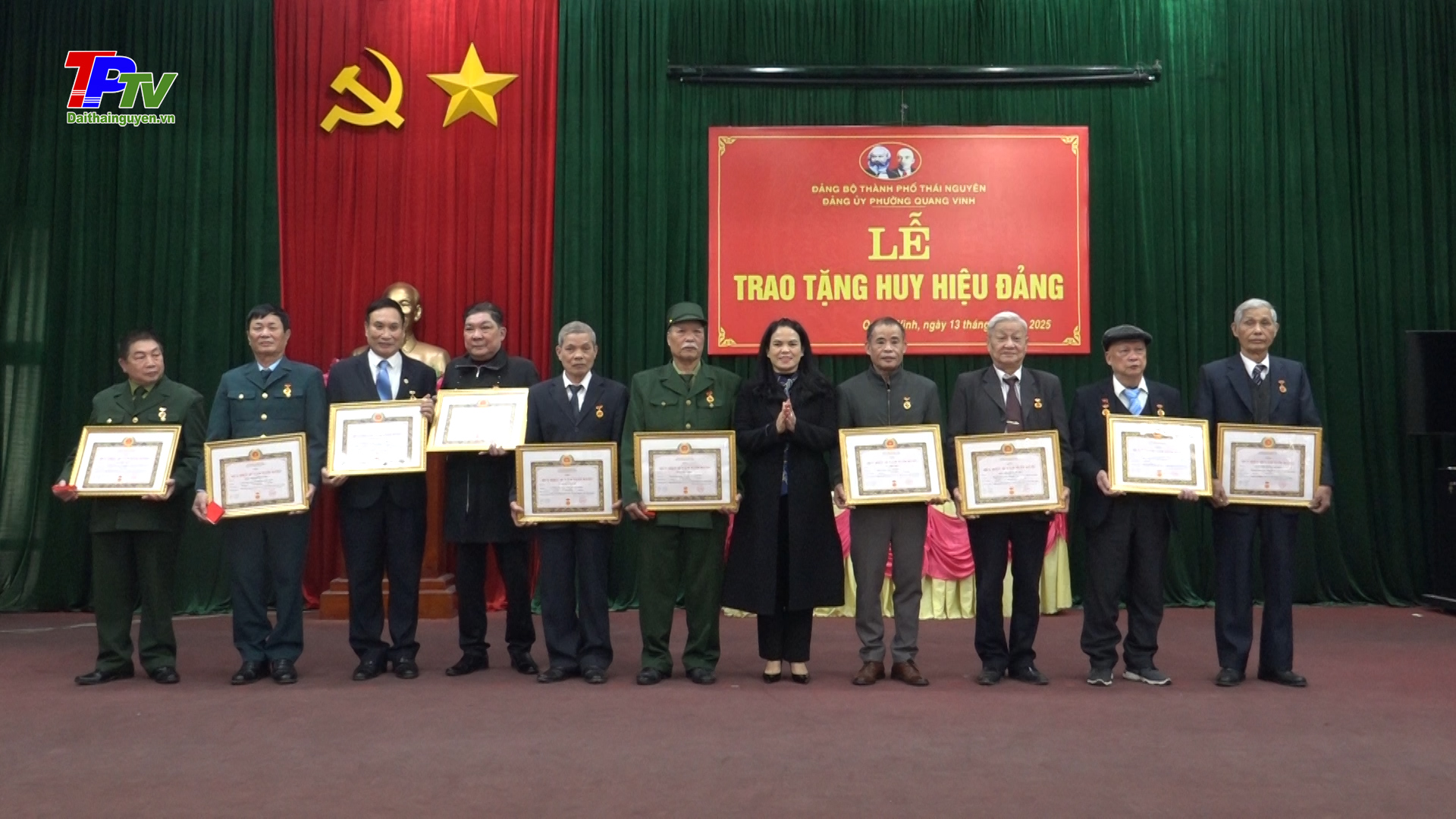 Đảng bộ phường Quang Vinh trao tặng Huy hiệu Đảng đợt 3.2.