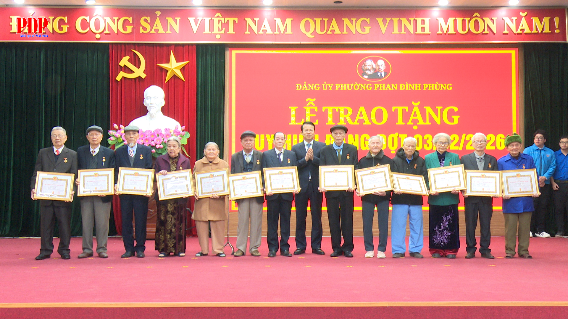 Đảng uỷ phường Phan Đình Phùng trao tặng Huy hiệu Đảng đợt 3/2/2026