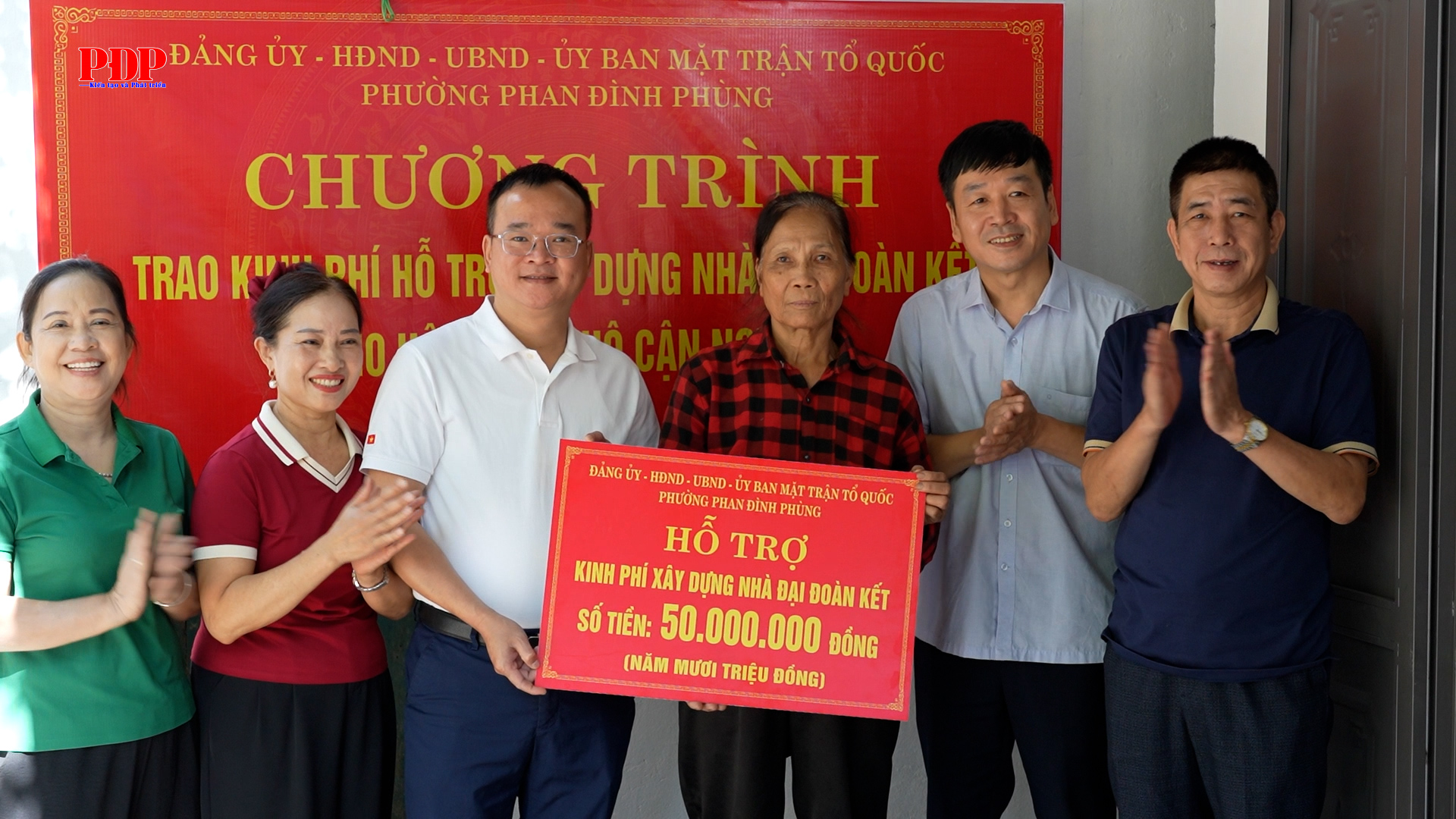 Trao kinh phí hỗ trợ xây dựng, sửa chữa Nhà Đại đoàn kết cho 02 hộ gia đình cận nghèo.