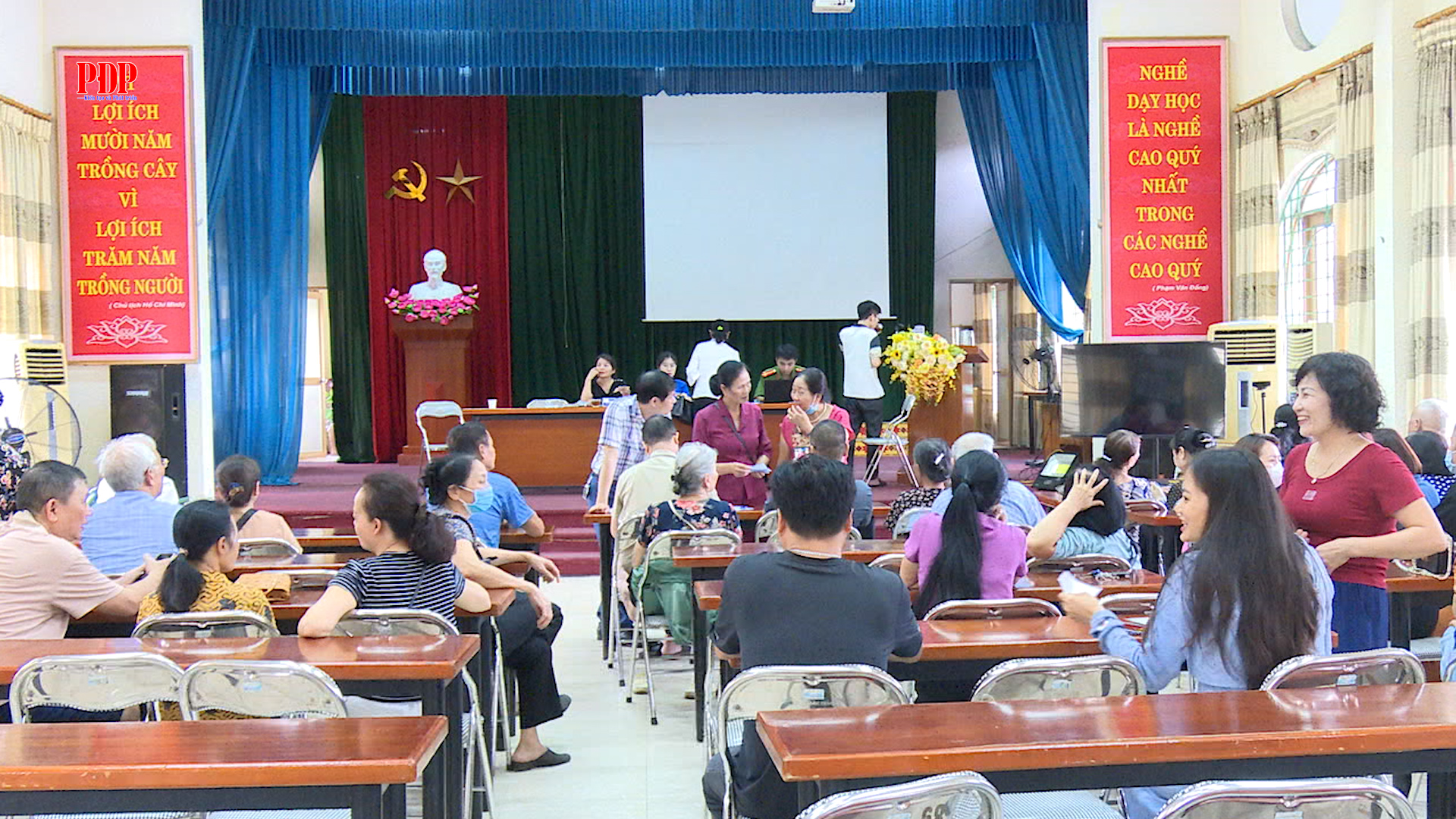 Phường Phan Đình Phùng có gần 100.000 nhân khẩu được nhận Quà Tết Độc lập 