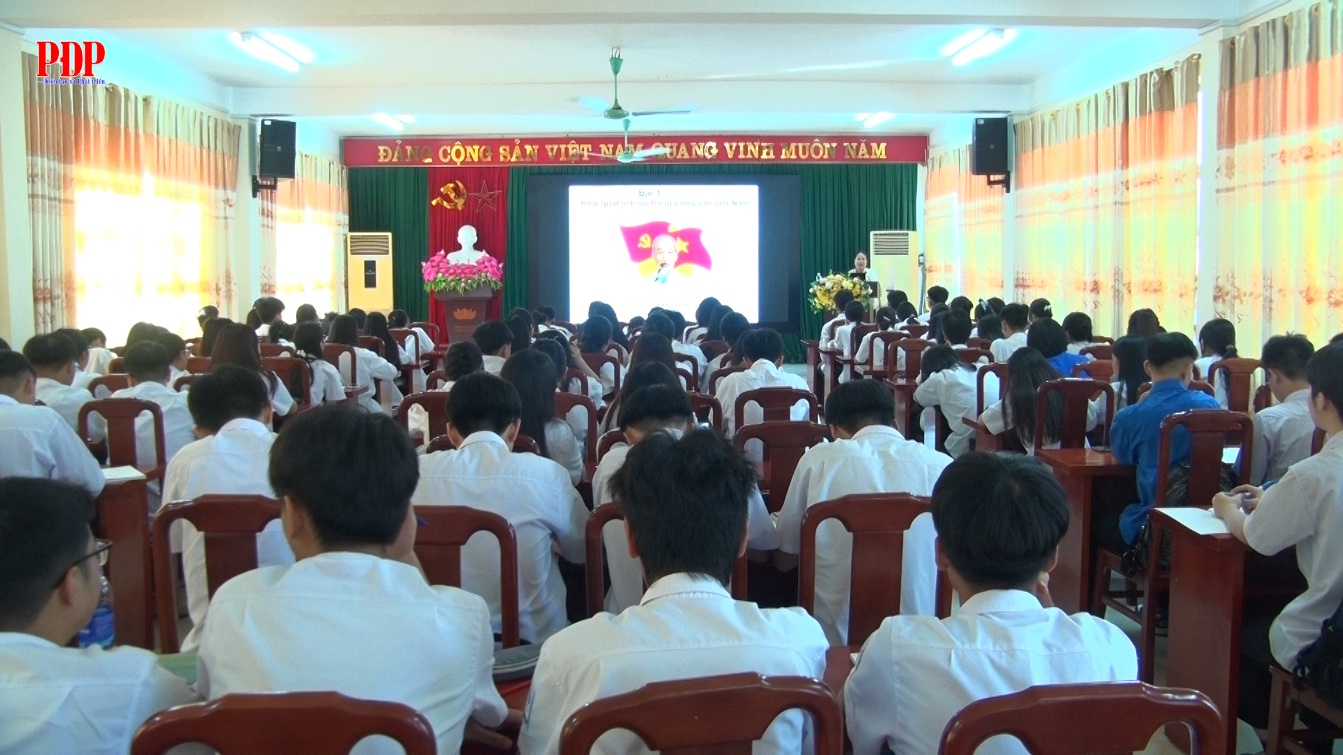 Trên 100 quần chúng ưu tú là học sinh các trường THPT tham gia lớp bồi dưỡng nhận thức về Đảng