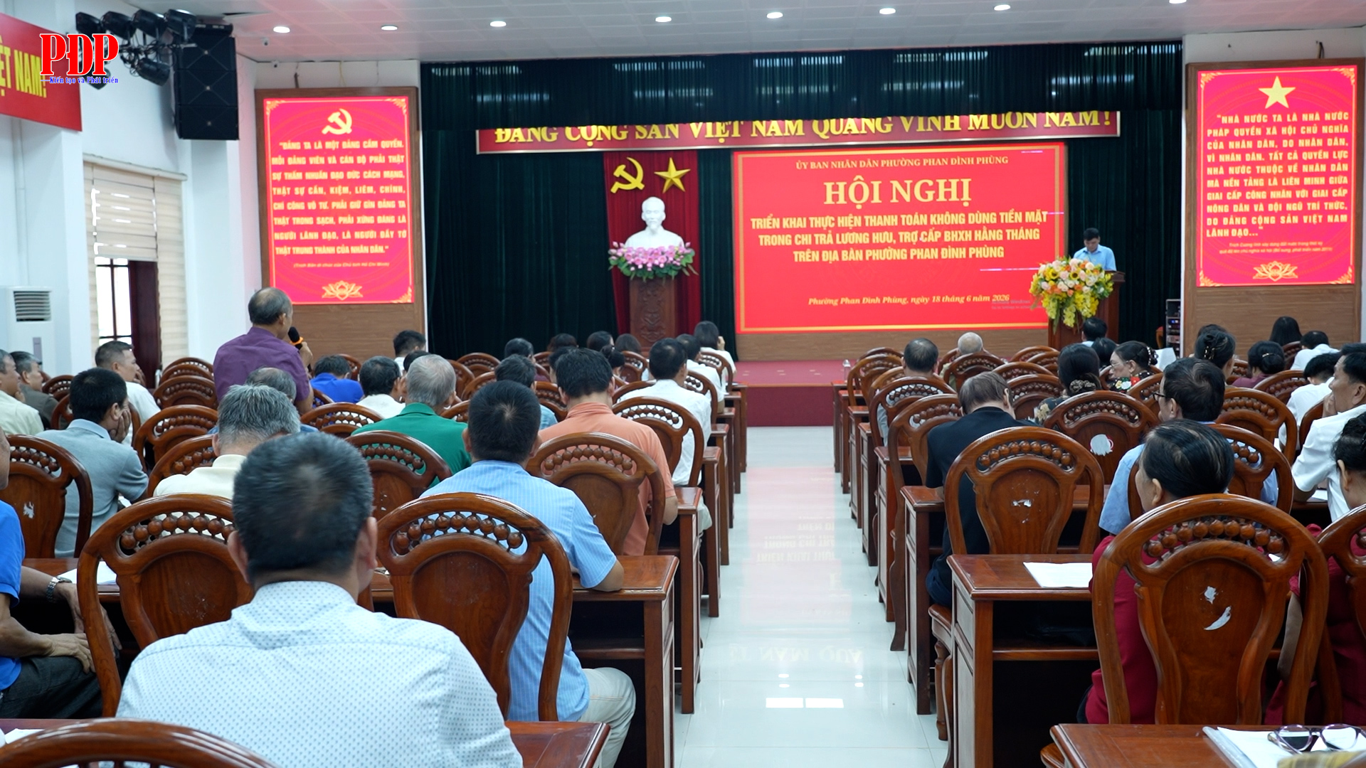 Triển khai chi trả lương hưu, trợ cấp BHXH hàng tháng không dùng tiền mặt.
