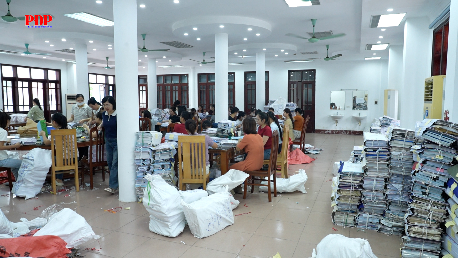 Phường Phan Đình Phùng triển khai tốt Chiến dịch 100 ngày số hóa, làm sạch, chuẩn hóa dữ liệu trên địa bàn.