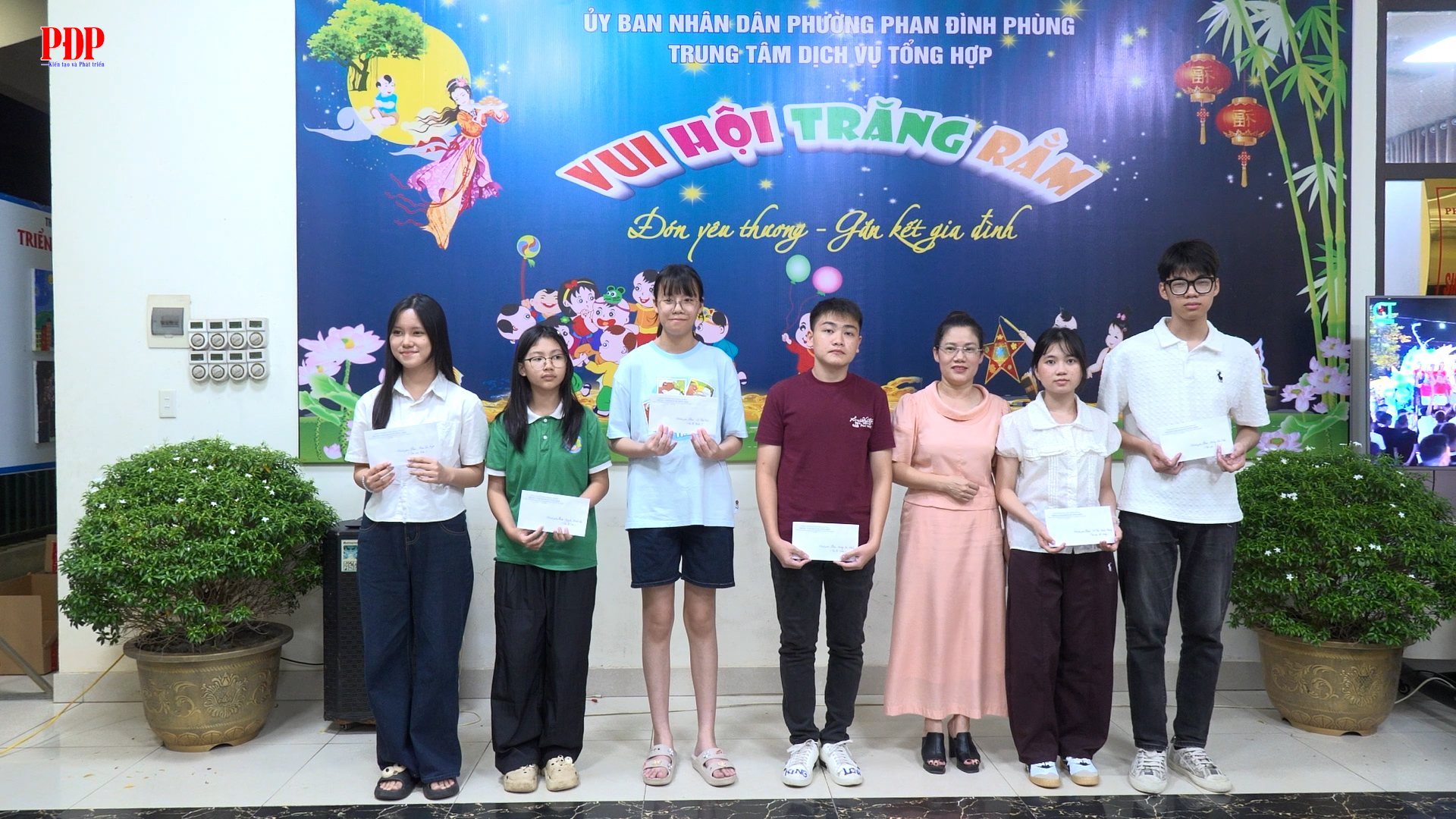 Trung tâm Dịch vụ Tổng hợp phường Phan Đình Phùng tổ chức vui Tết Trung thu cho con cán bộ, viên chức, người lao động