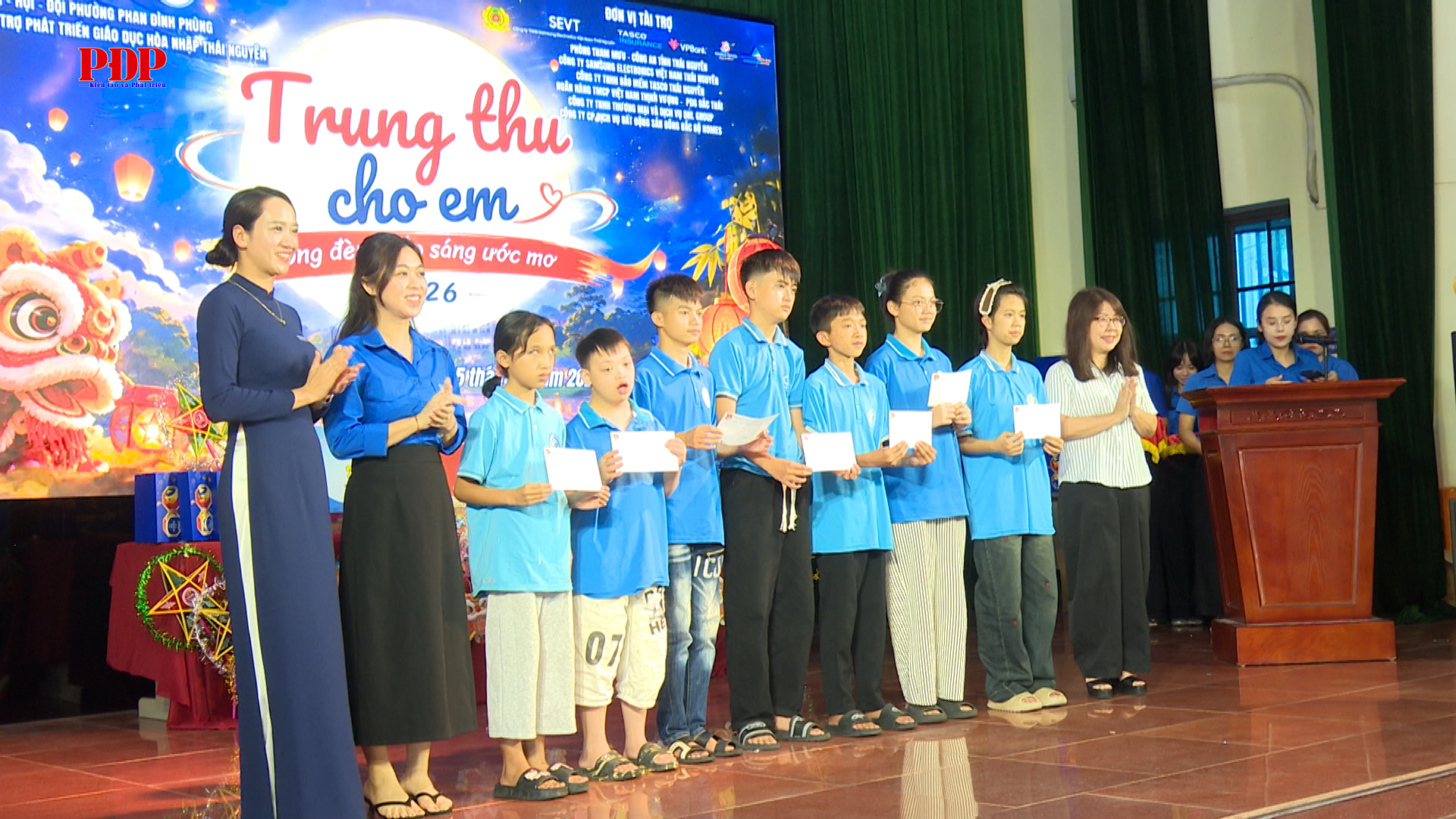 Trung thu ấm áp, thắp sáng ước mơ cho trẻ em khuyết tật.