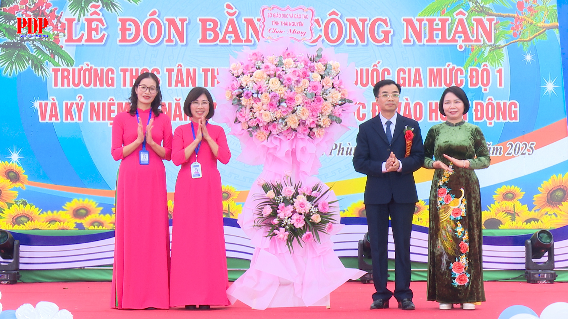 Trường THCS Tân Thịnh đón Bằng công nhận Trường đạt chuẩn Quốc gia mức độ I.