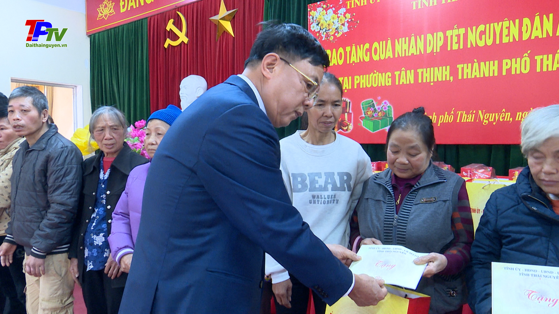 Đồng chí Phó Chủ tịch Thường trực UBND tỉnh thăm, tặng quà Tết tại thành phố Thái Nguyên.