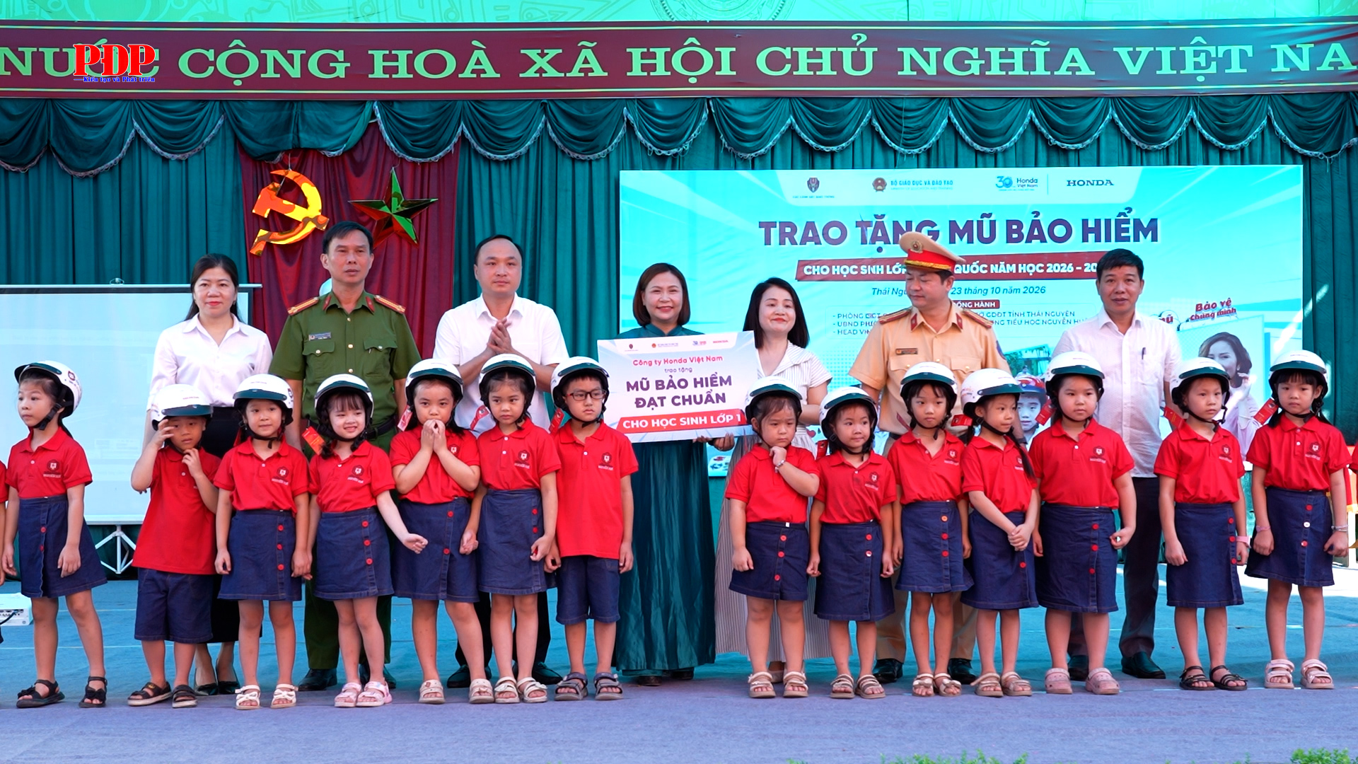 Trường Tiểu học Nguyễn Huệ: Tuyên truyền An toàn giao thông và trao tặng mũ bảo hiểm cho học sinh lớp 1.