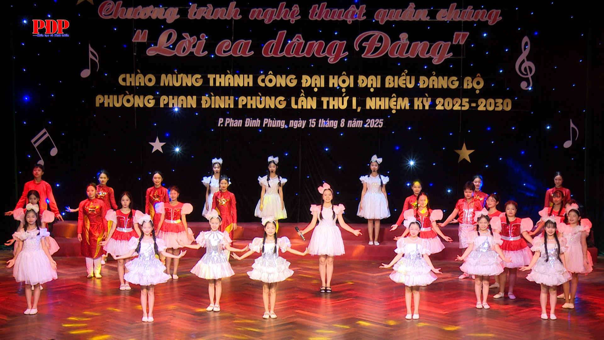 Đặc sắc chương trình nghệ thuật chào mừng thành công Đại hội đại biểu Đảng bộ phường Phan Đình Phùng lần thứ I.