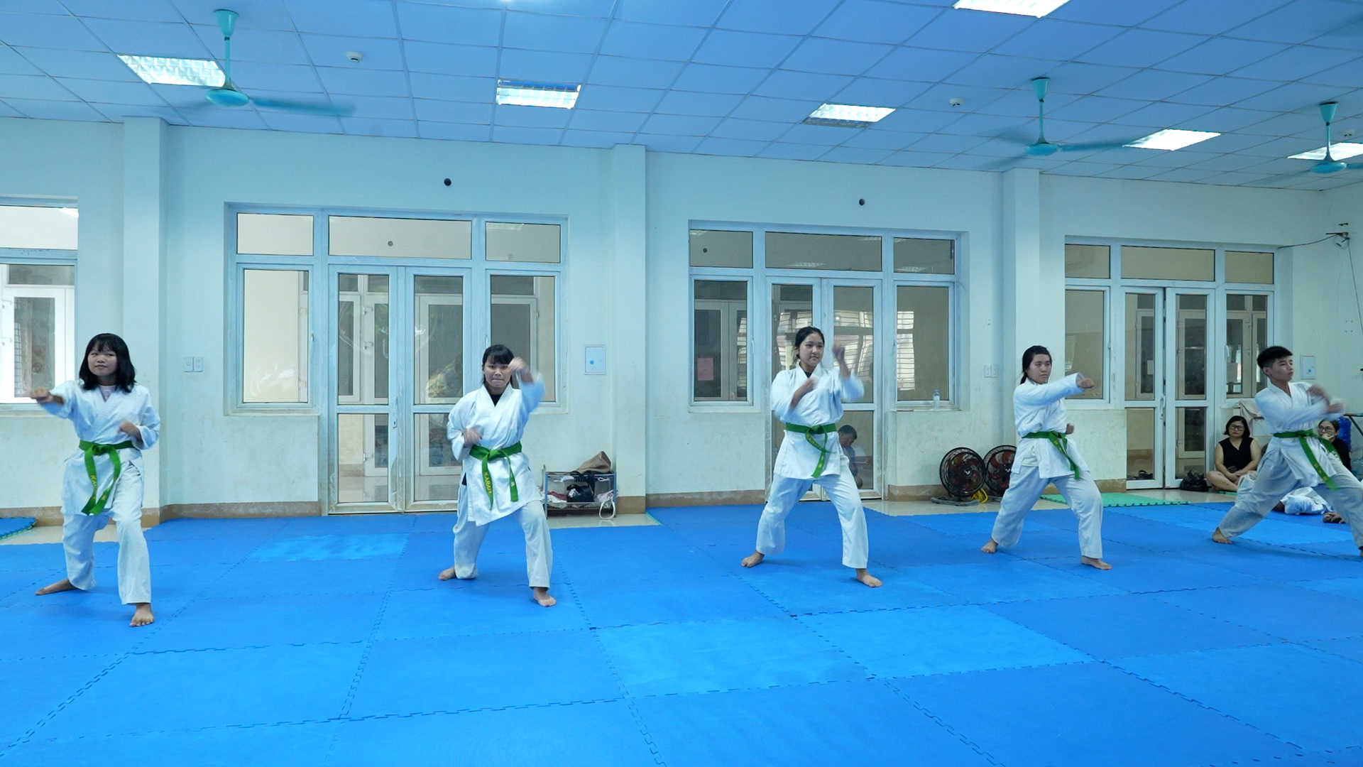 55 võ sinh tham gia kỳ thi nâng đai môn Karate.