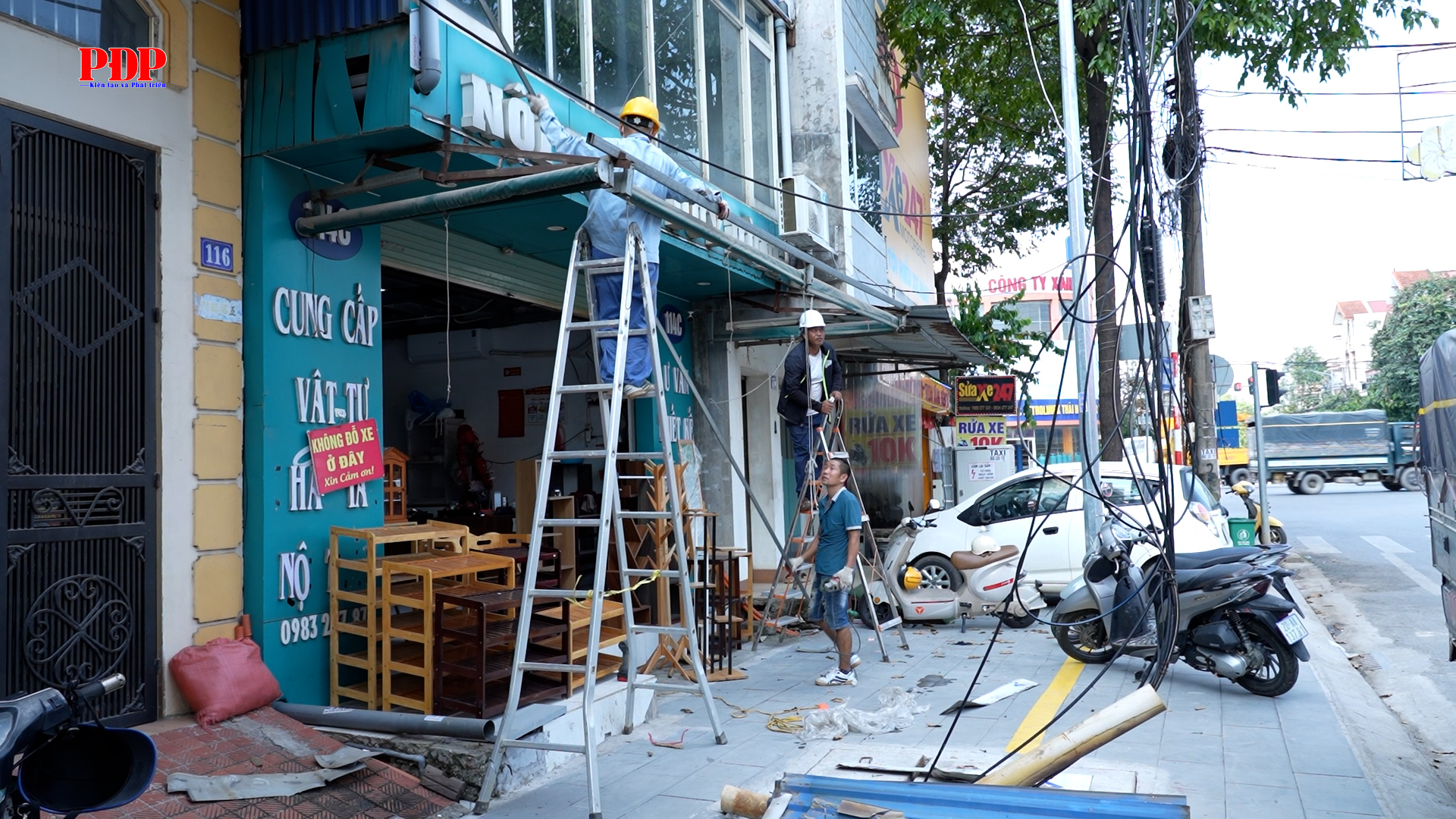 Tiếp tục xử lý các trường hợp lấn chiếm vỉa hè trên đường Phan Đình Phùng.