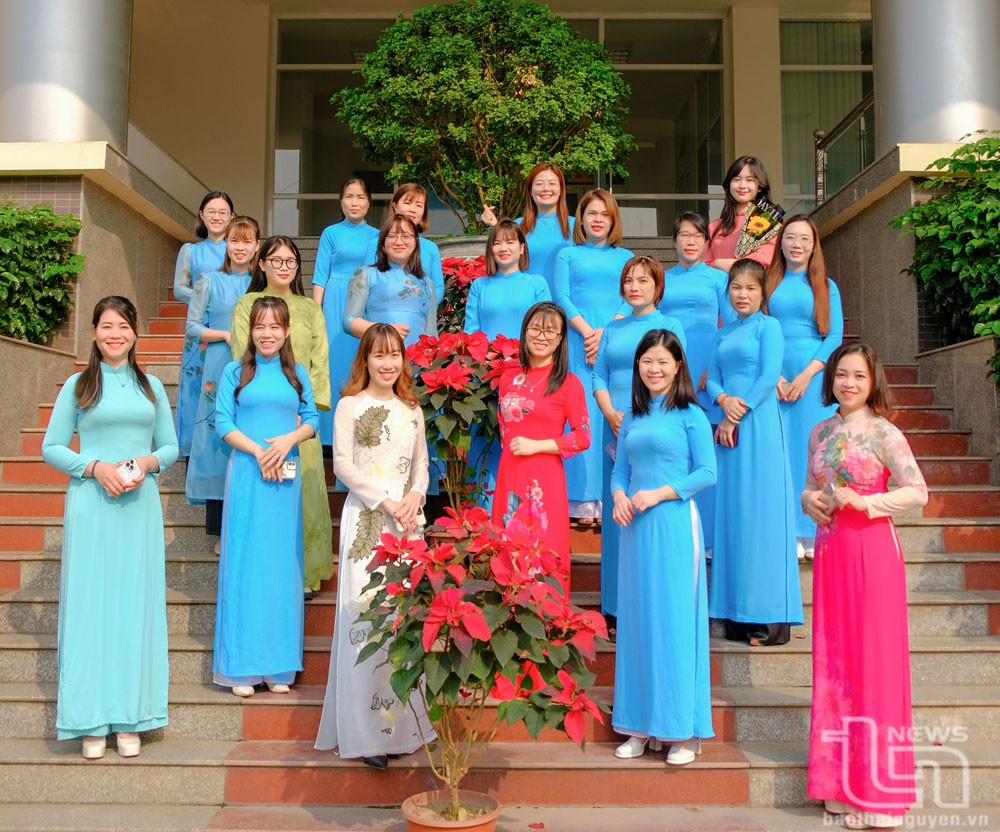 Tôn vinh tà áo dài Việt Nam