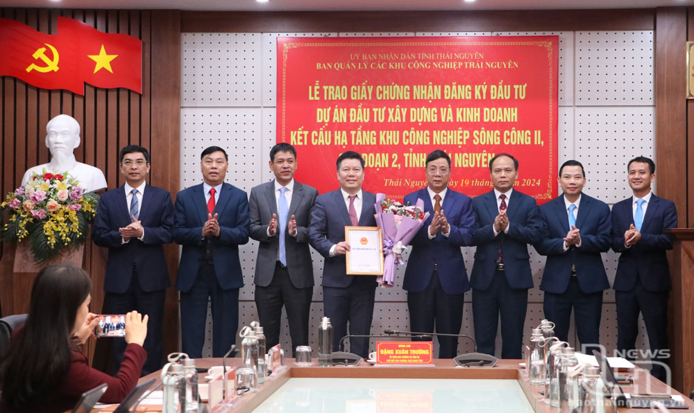 Trao giấy chứng nhận đầu tư gần 4.000 tỷ đồng cho Viglacera Thái Nguyên