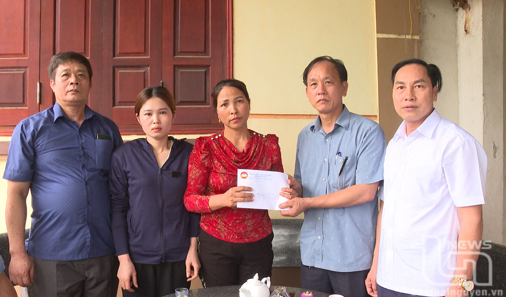 TP. Phổ Yên: Trao tiền cứu trợ cho gia đình nạn nhân sập hầm mỏ